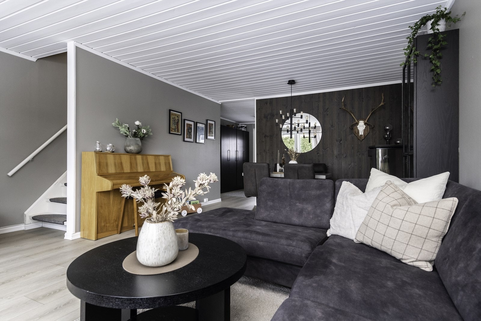 Laminatgulv i stuen gir et slitesterkt underlag. Galleribilde