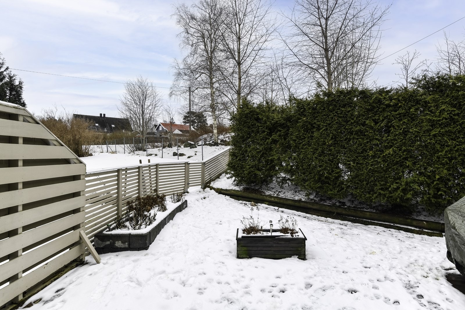 Terrasse i trekonstruksjon gir et privat uteområde. Galleribilde
