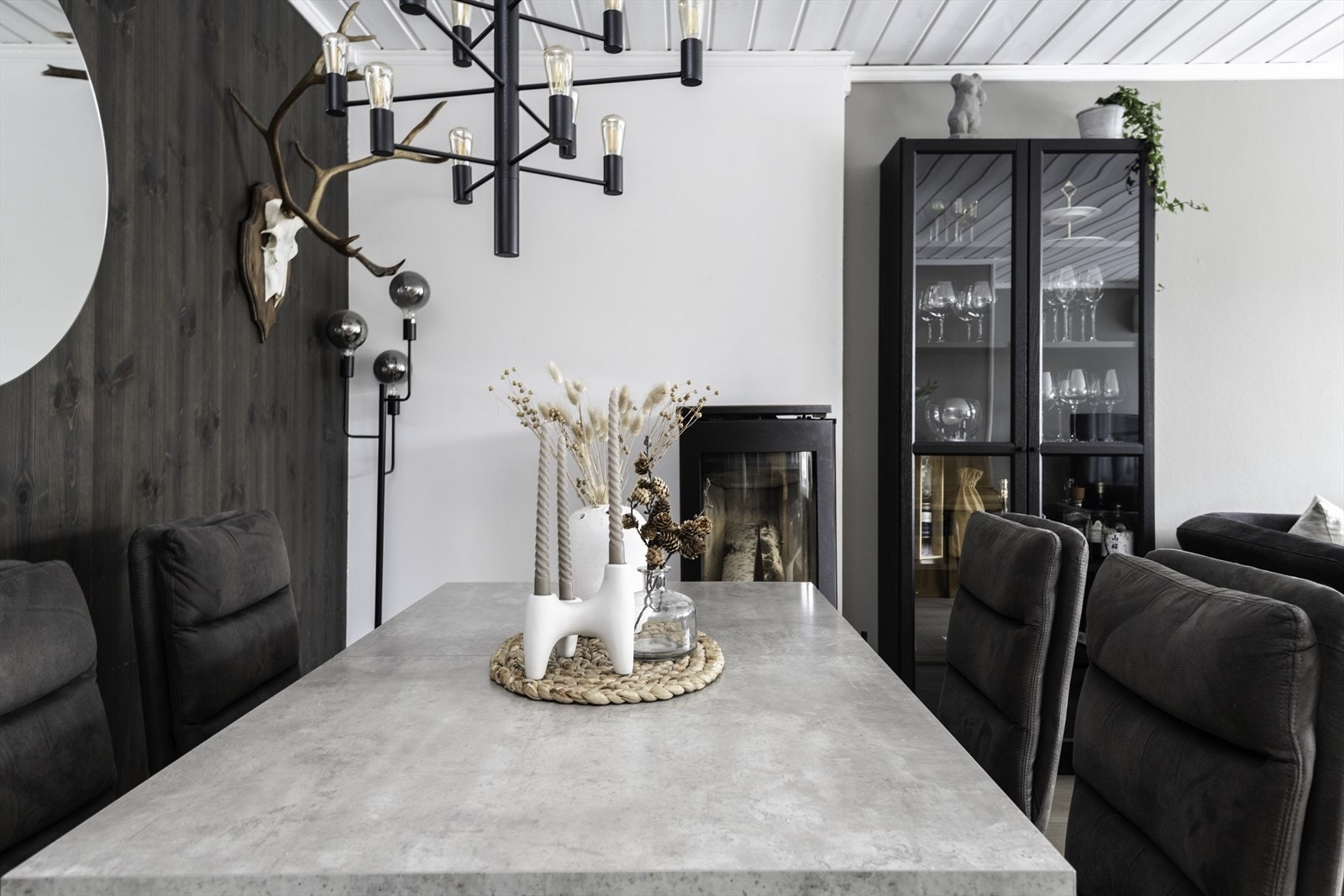 Dekorativ belysning over spisebordet gir et stilfullt preg. Galleribilde