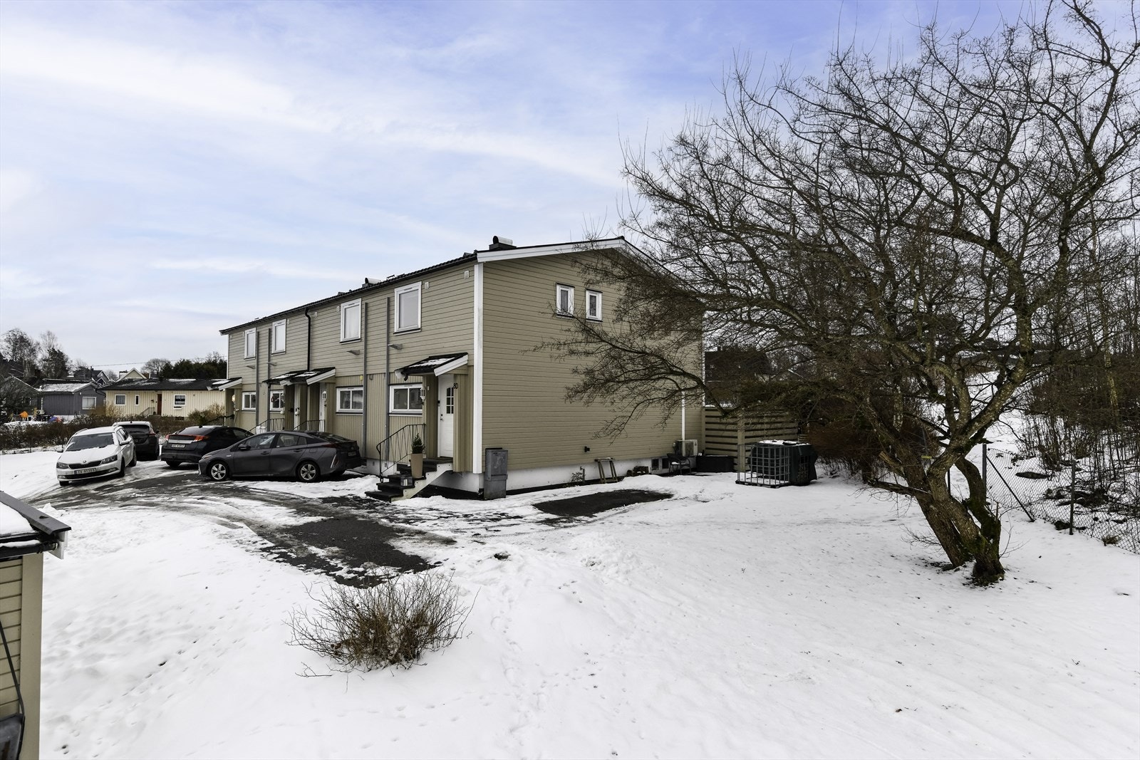 Parkering rett utenfor inngangspartiet, på fellesareal. Galleribilde