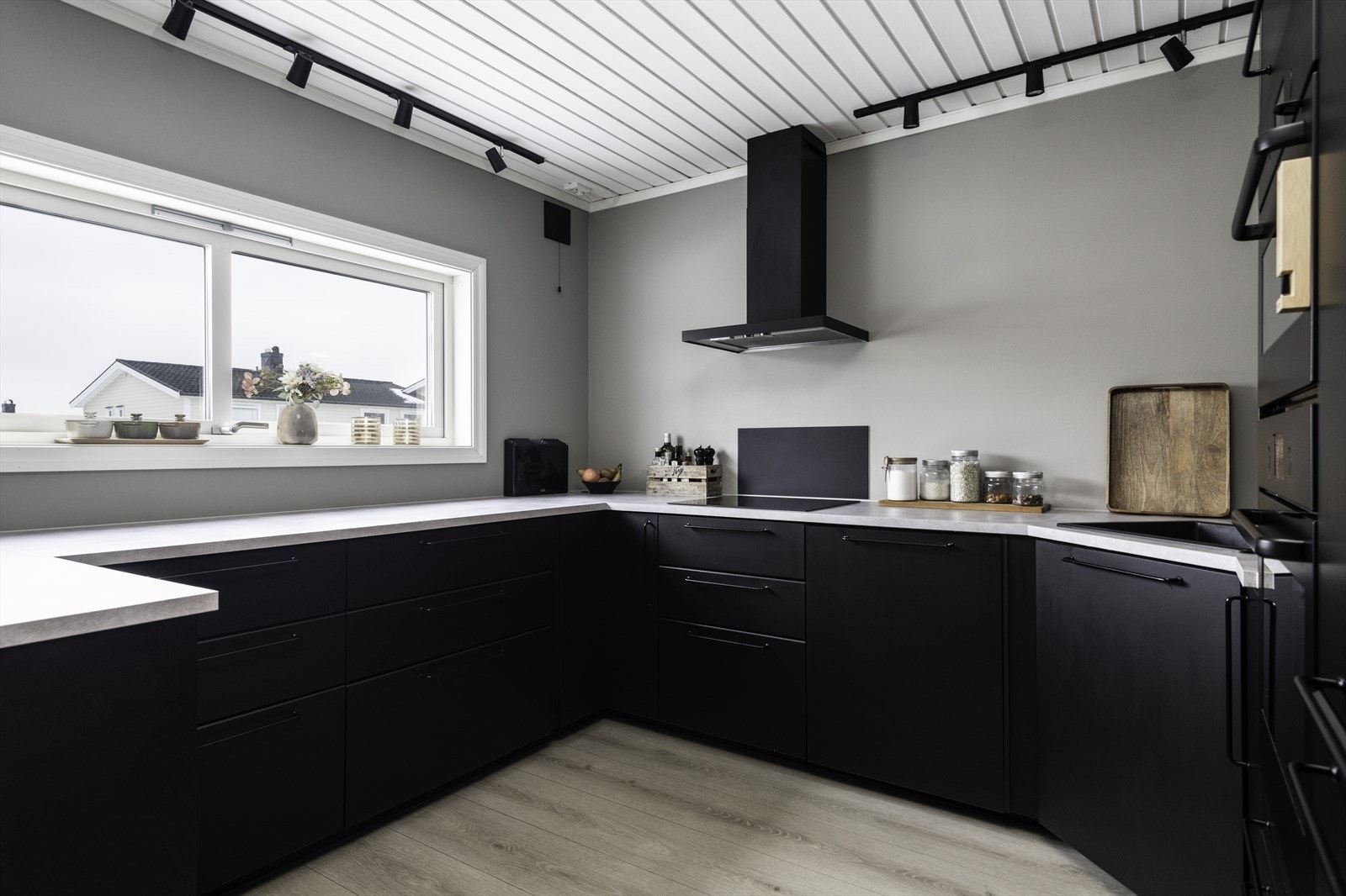 Store vinduer slipper inn rikelig med dagslys, som lyser opp kjøkkenområdet. Galleribilde