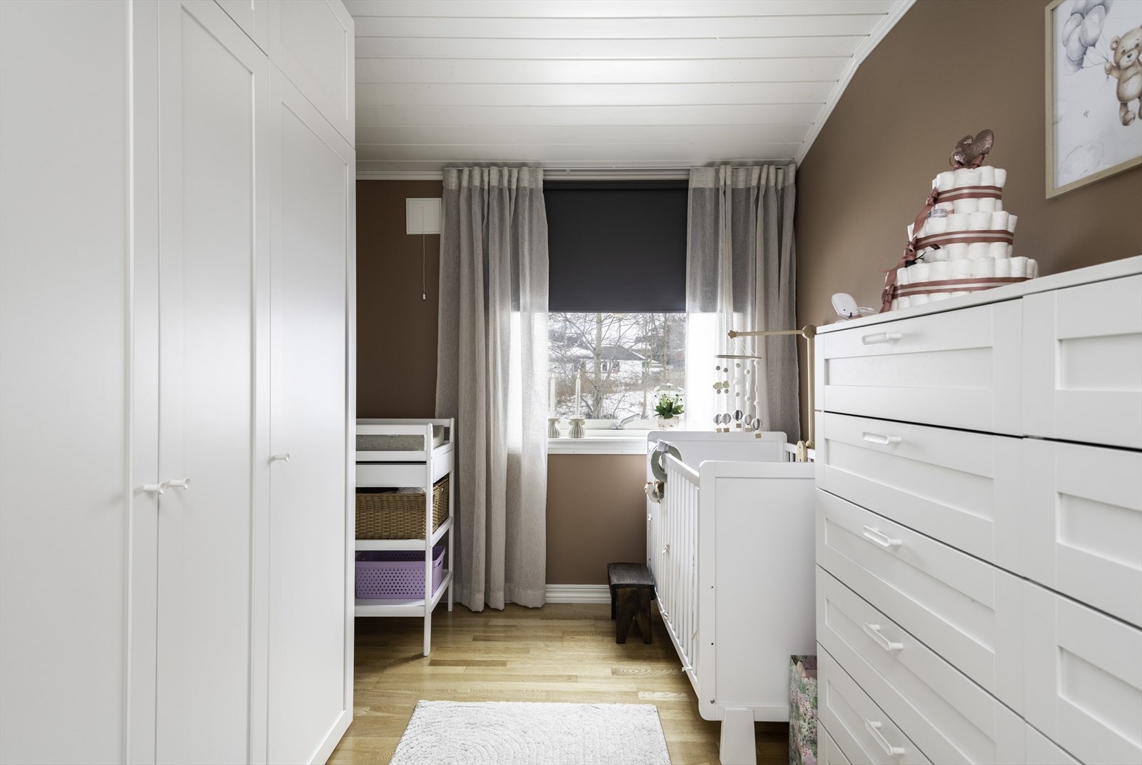 Garderobeløsning med skap gir god oppbevaringsplass på soverom 2. Galleribilde