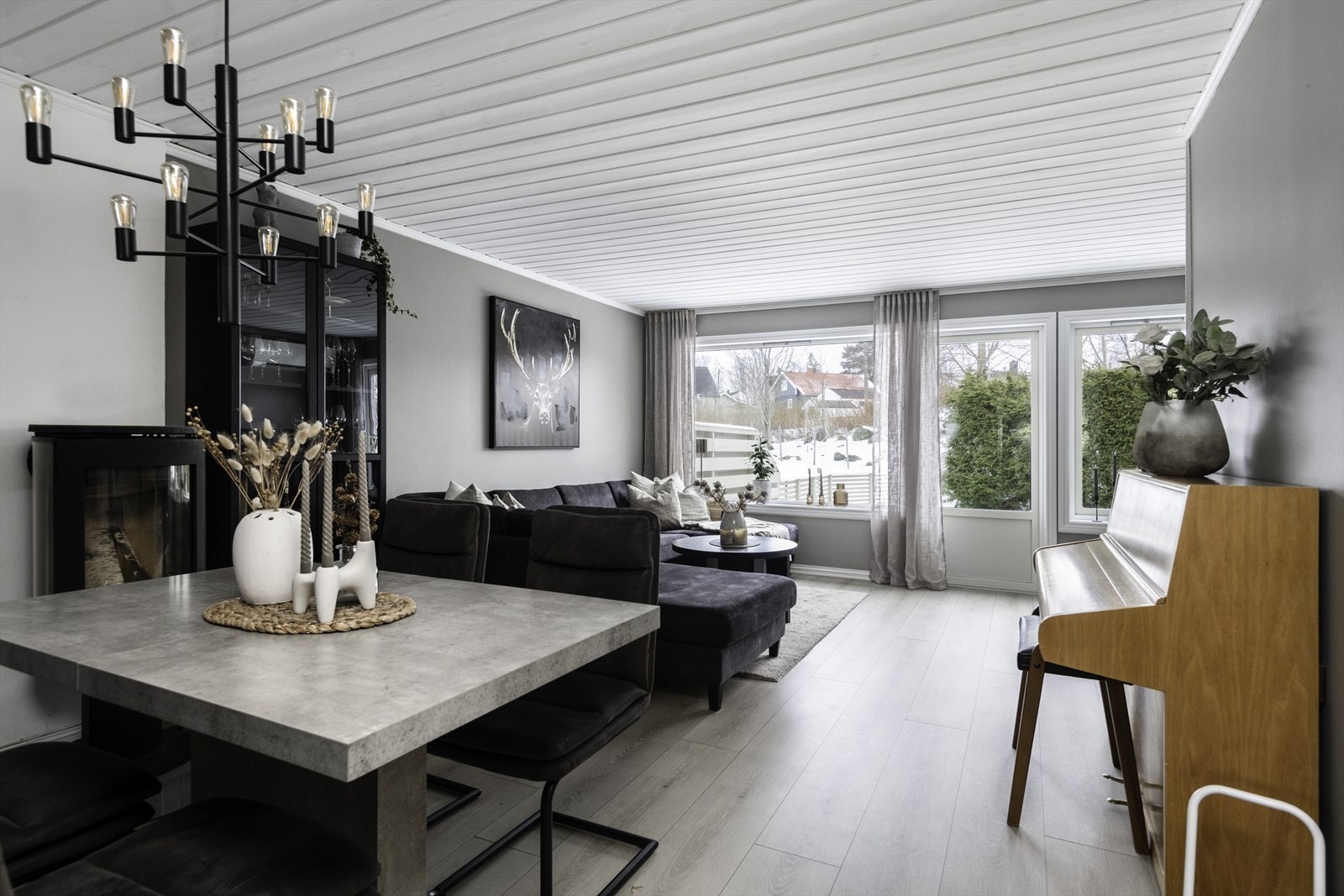 Luft til luft varmepumpe i stuen bidrar til effektiv oppvarming. Galleribilde