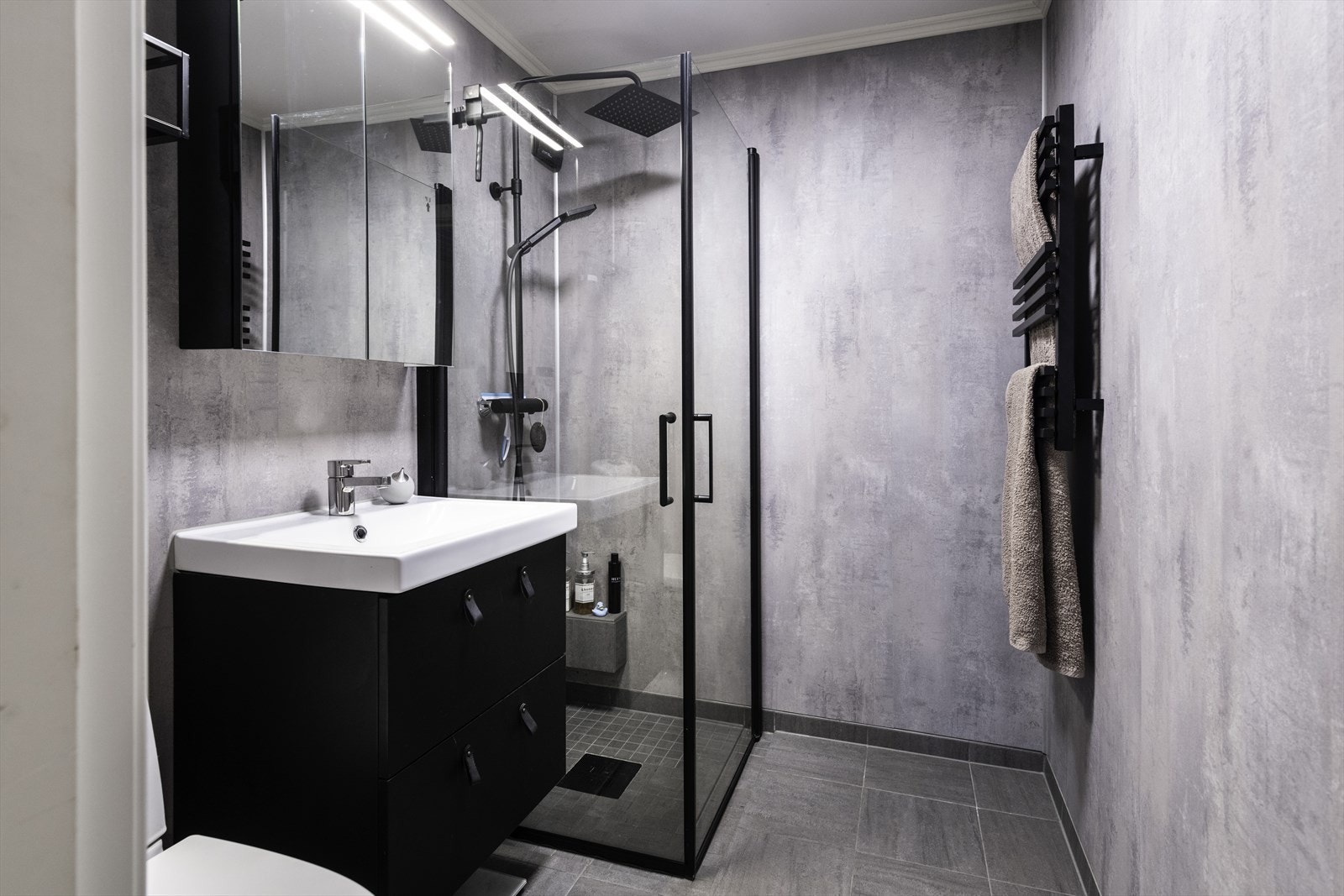 Flislagt gulv med elektriske varmekabler gir komfort på badet. Galleribilde