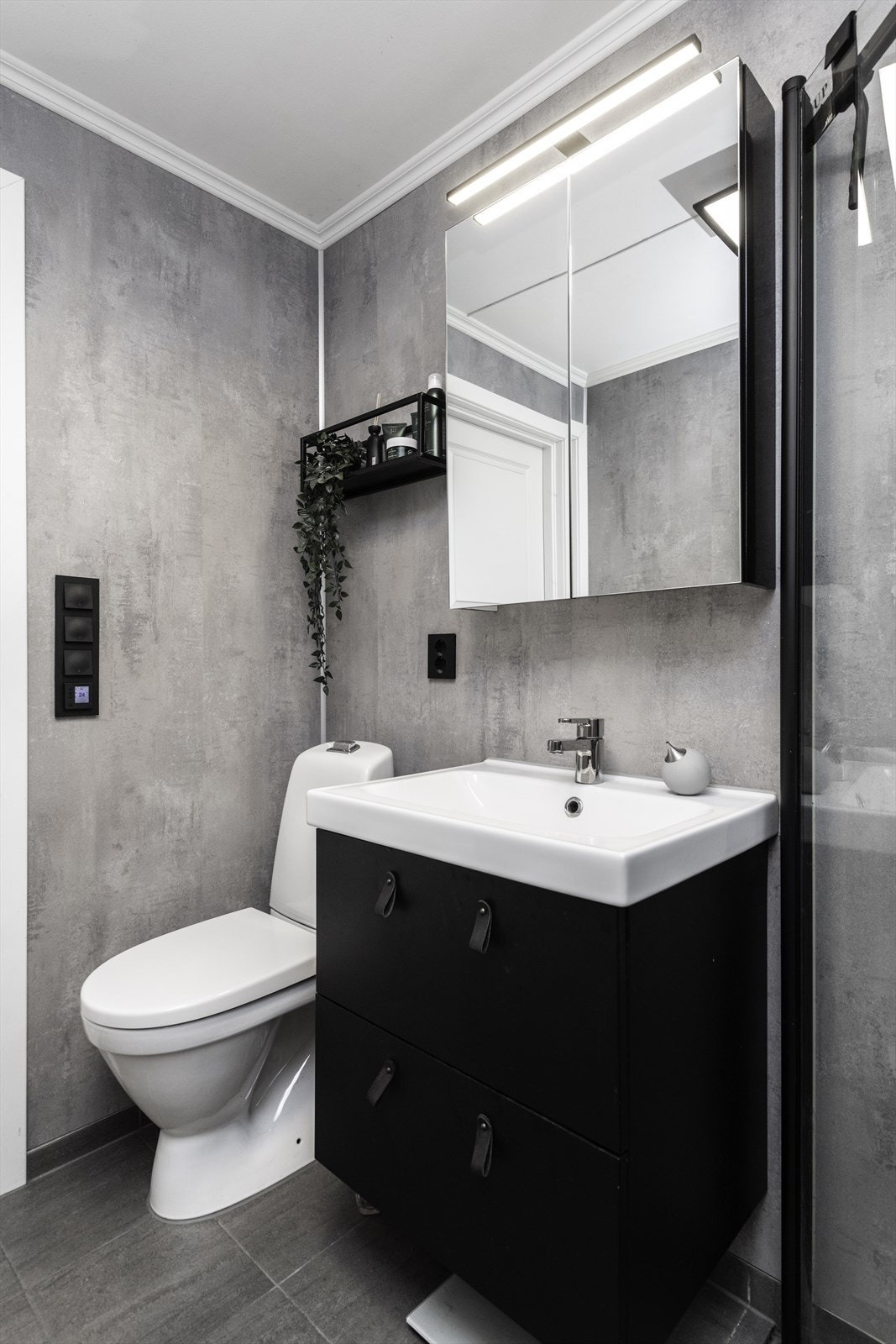 Baderomsplater på veggene gir en moderne finish. Galleribilde