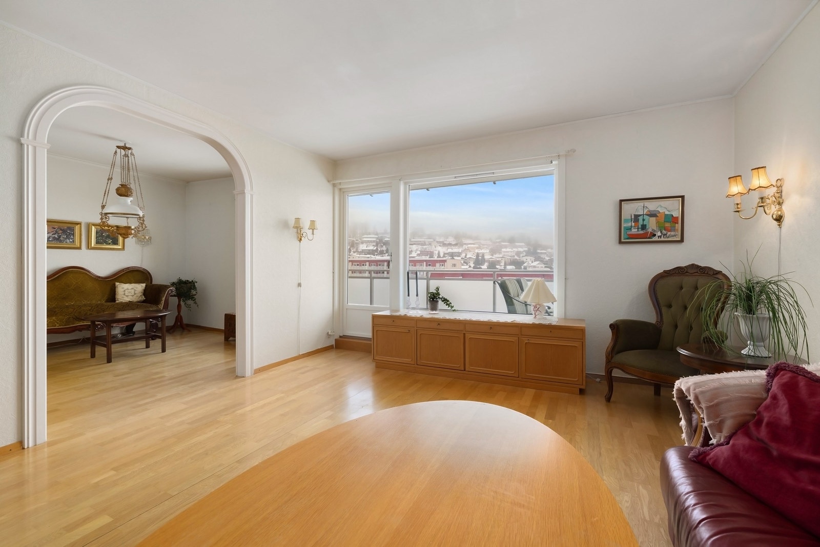 Godt med lysinnslipp. I tillegg er det dør ut til den største balkongen. Galleribilde