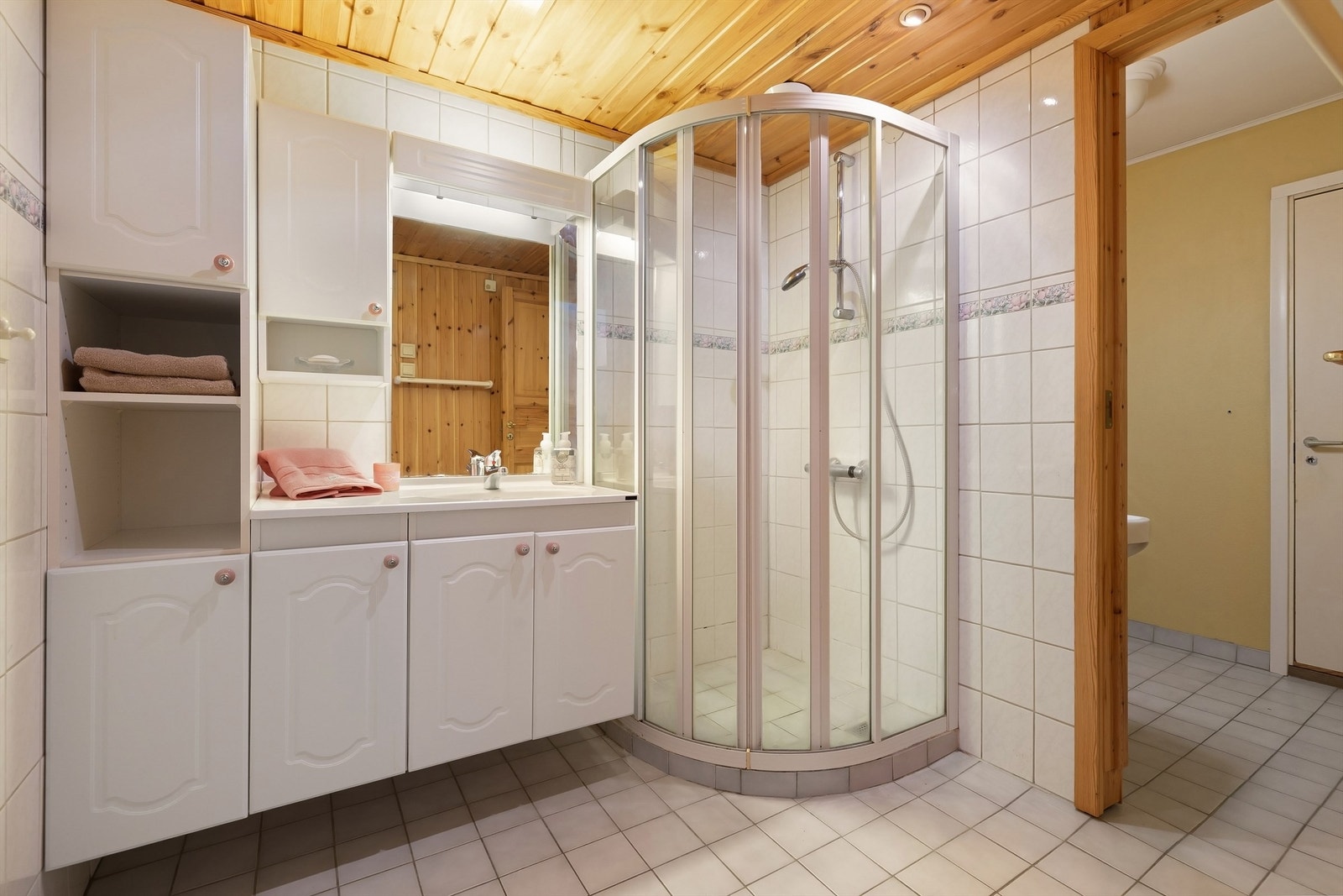 Leiligheten har bad, toalettrom og vaskerom i egne rom, med dører i mellom. Soilrørene er oppgradert med strømpeføring i 2025 Galleribilde