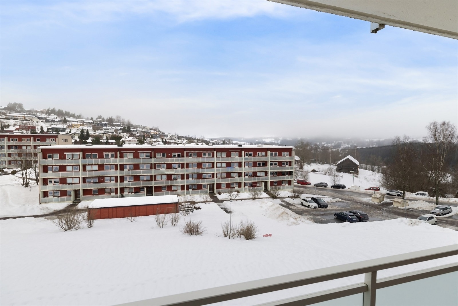 Nordvestvendt balkong på ca. 12 kvm med fin utsikt over området. Utgang fra hovedstuen. Galleribilde