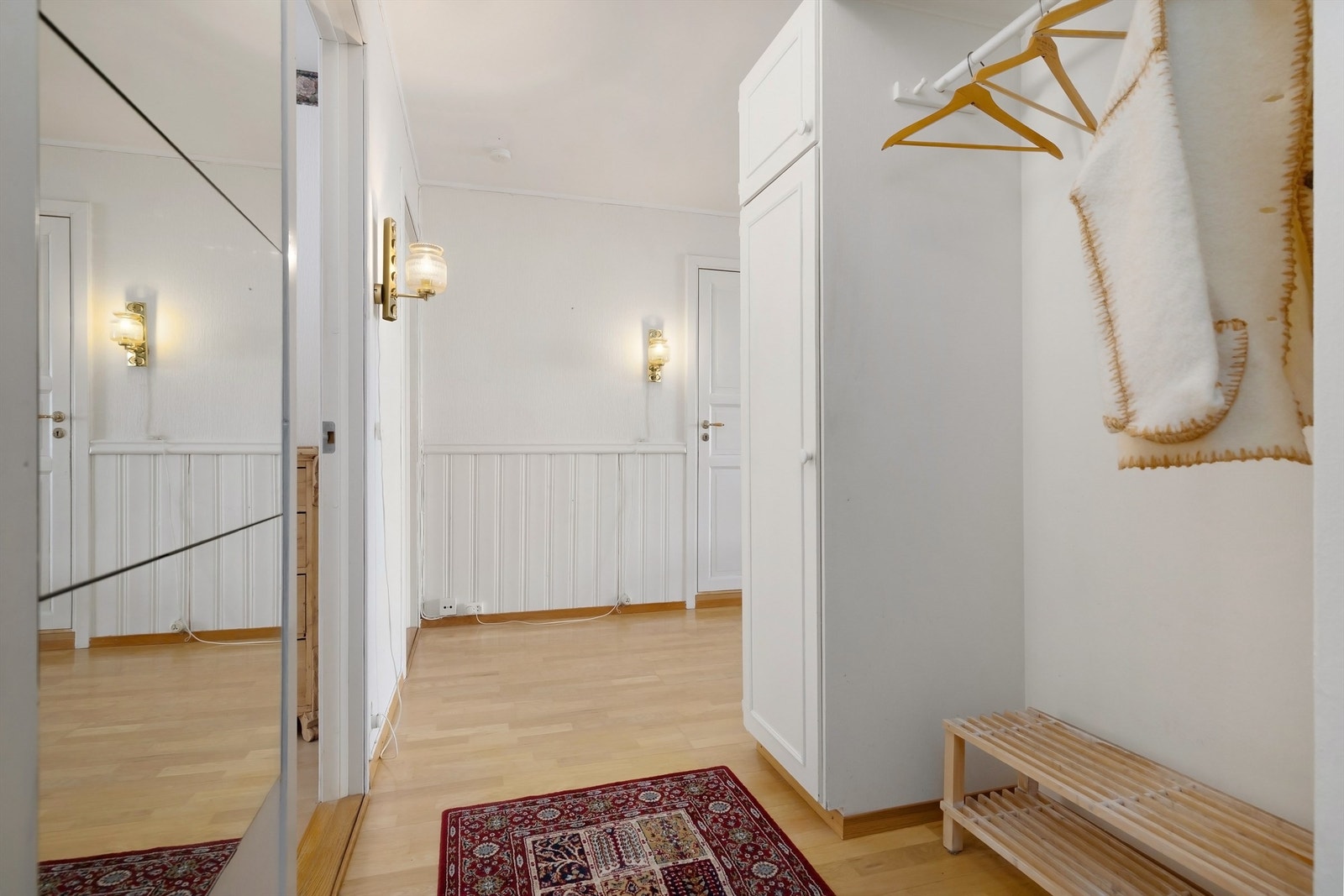 Entré med plassbygget garderobeløsning. Galleribilde