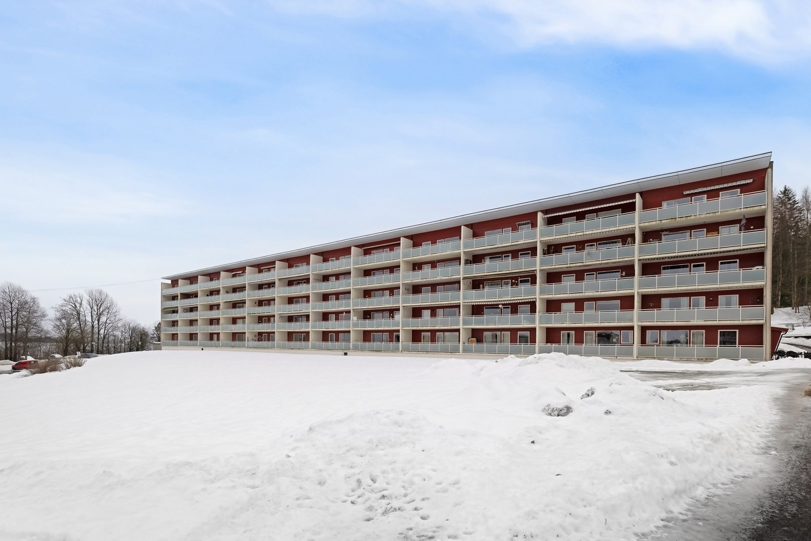 Fellestomten er opparbeidet med plenarealer, prydbusker, beplantninger, trær, lekeplass og sittebenker. Galleribilde