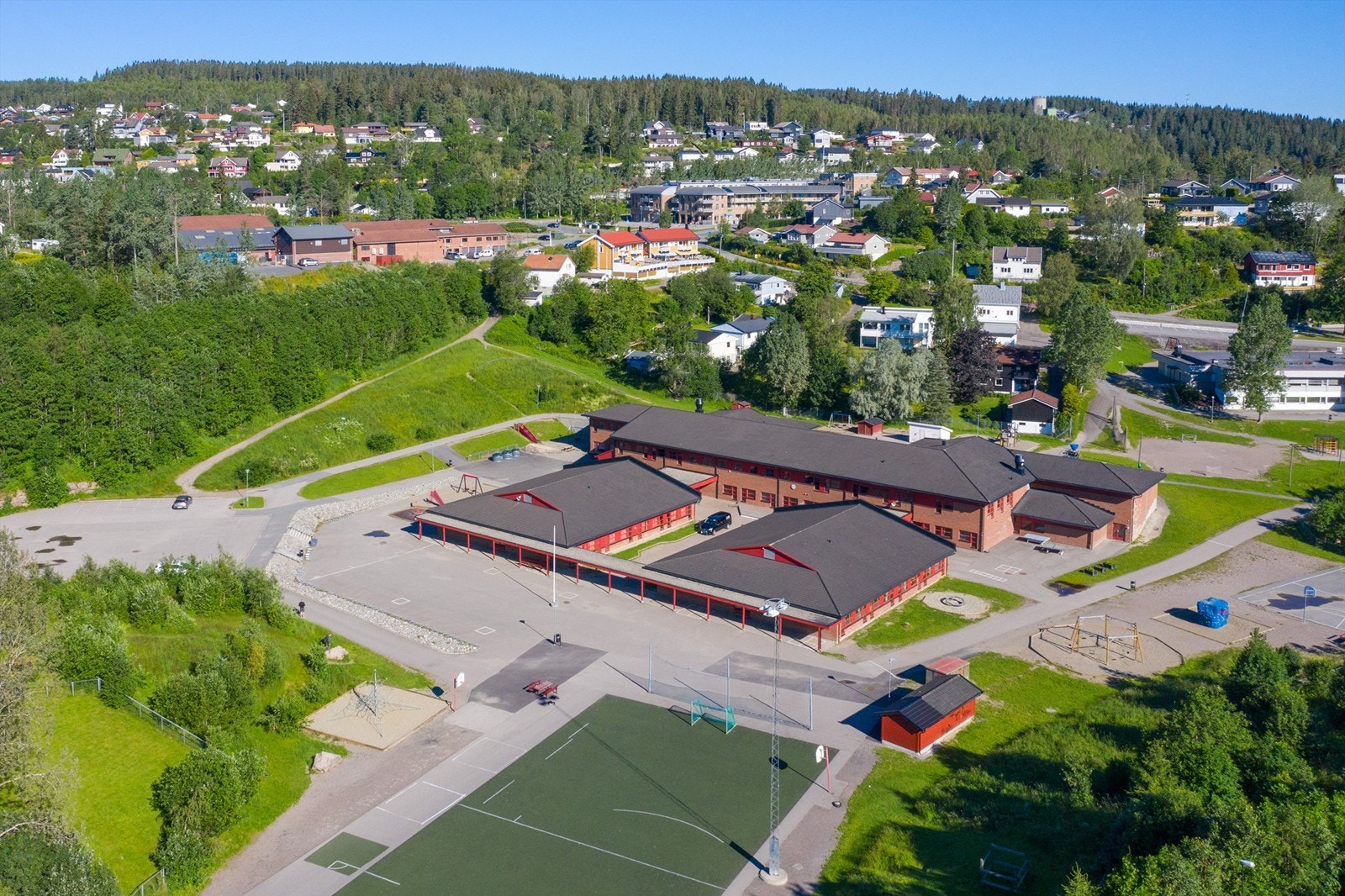 Ulverud skole ligger i kort avstand for de minste. Galleribilde