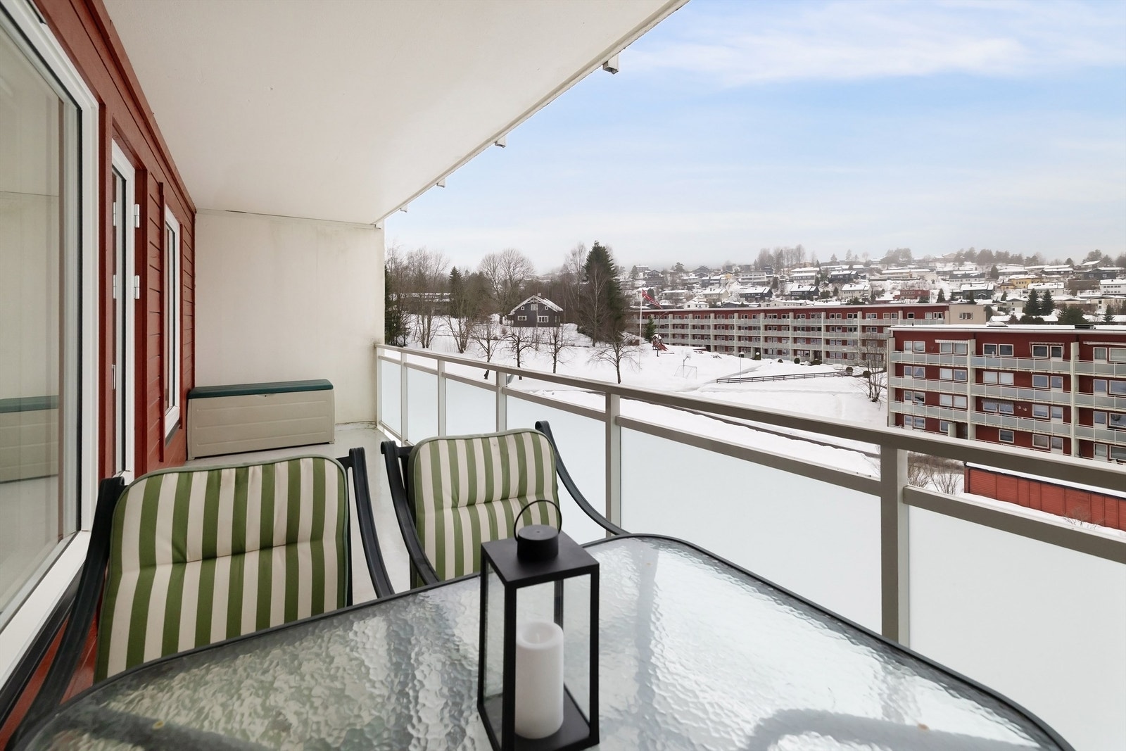 Begge uteplassene har praktisk takoverbygg. Galleribilde