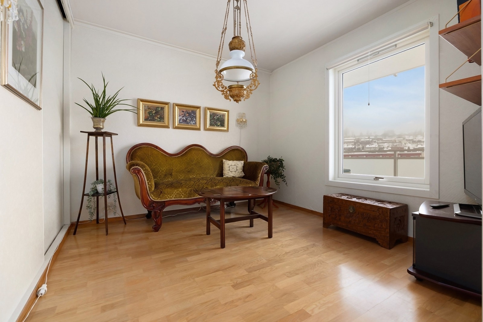 Integrert skyvedørsgarderobe langs den ene kortveggen. Galleribilde