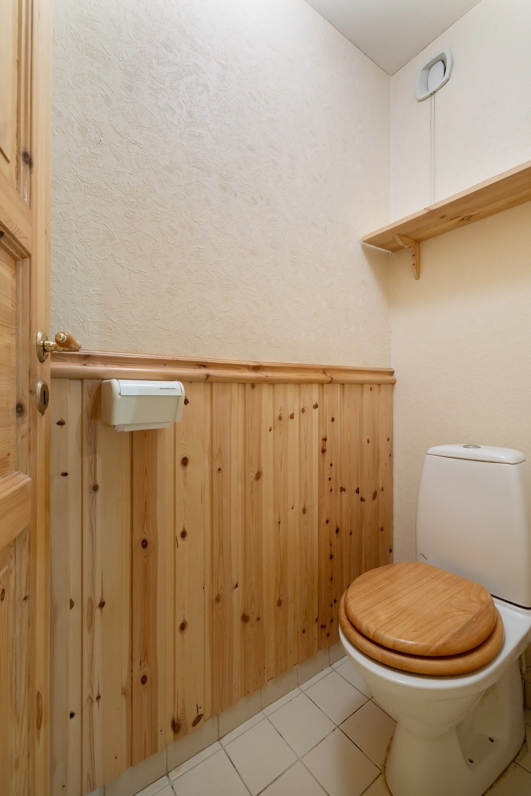 Toalettrom med varme i gulvet. Galleribilde