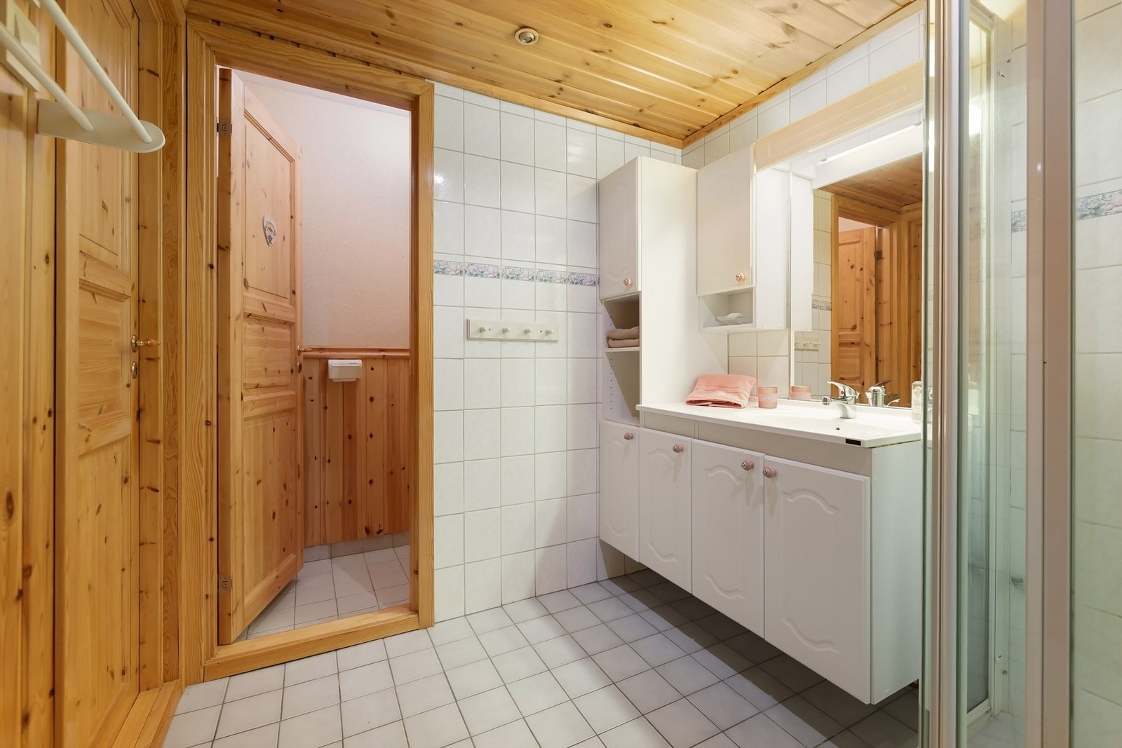 Både bad og vaskerom er renovert i 1997, men har som helhetsvurdering fått tilstandsgrad 3 av takstmannen. Galleribilde