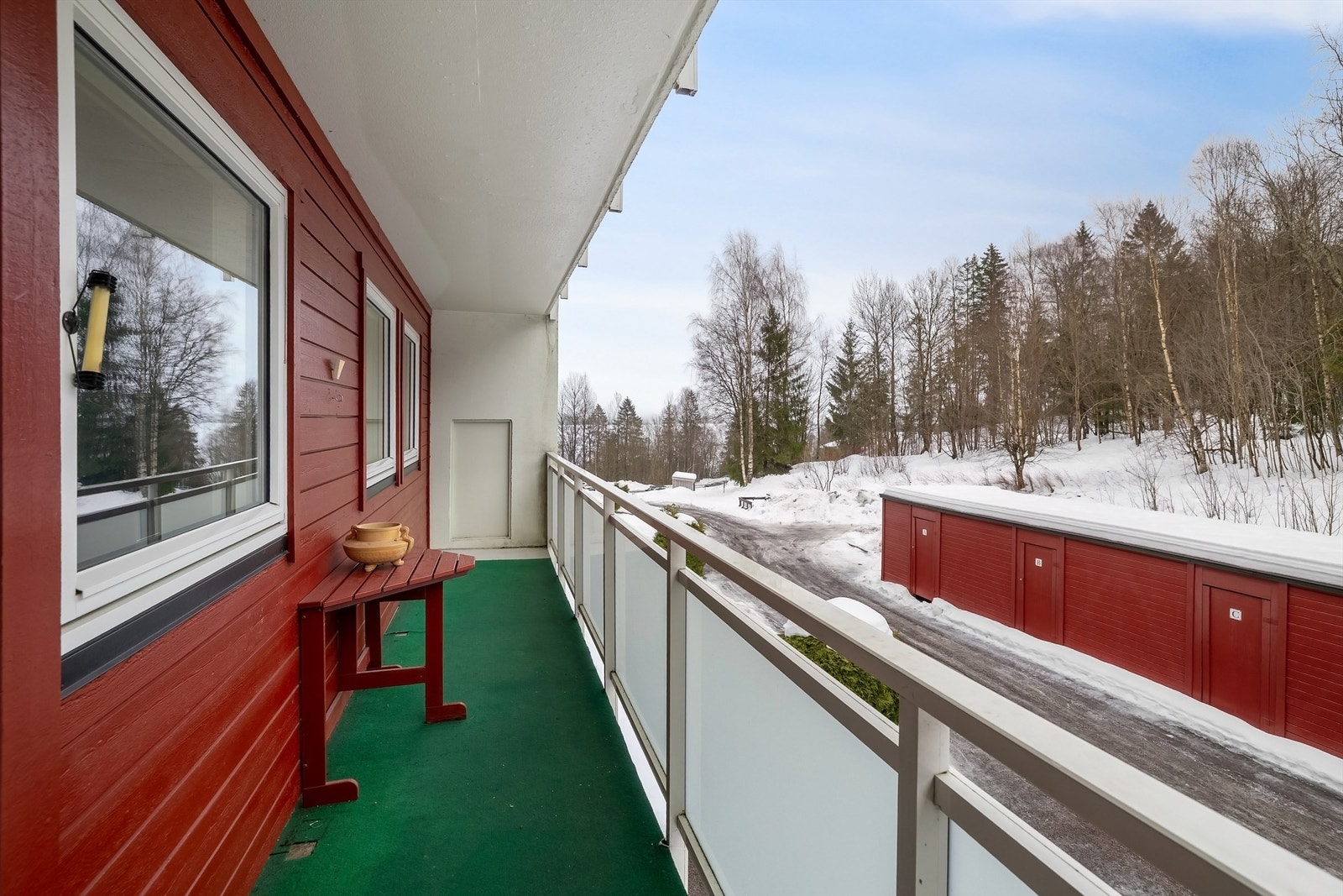 Usjenert balkong på ca. 8 kvm med takoverbygg. Galleribilde