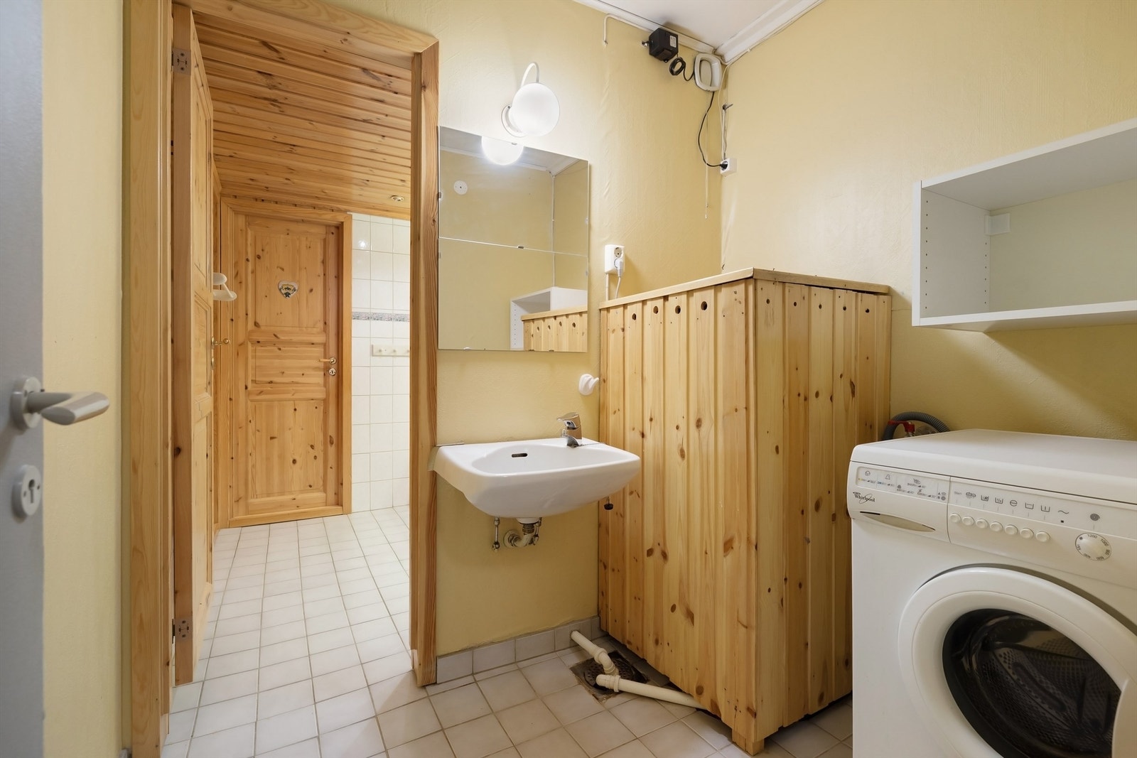 Vaskerom med med varme i gulvet. Varmtvannsbereder på 198 liter i kasse. Galleribilde