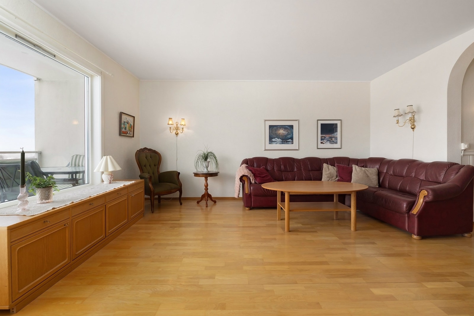 Overflater med parkett på gulvet, lyse overflater og store vinduer som sikrer gode lysforhold. Galleribilde