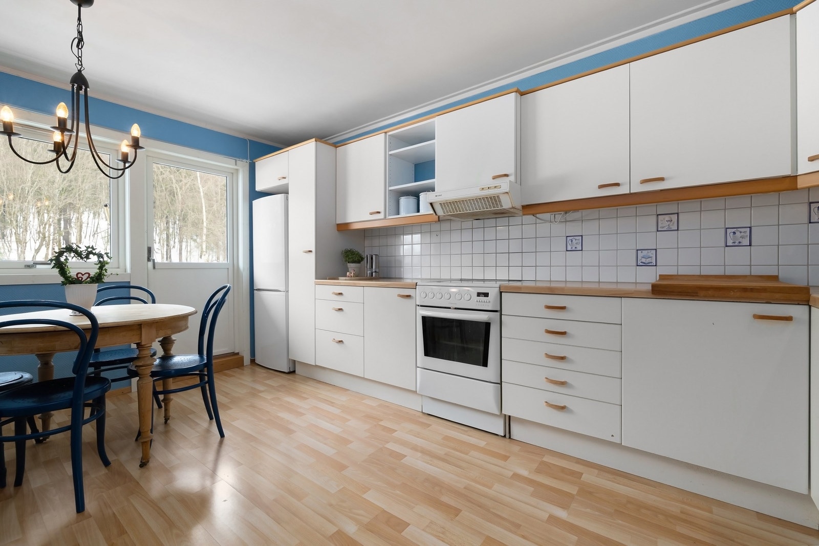 Plass til spisebord på kjøkkenet. Her er det også utgang til den andre balkongen. Galleribilde