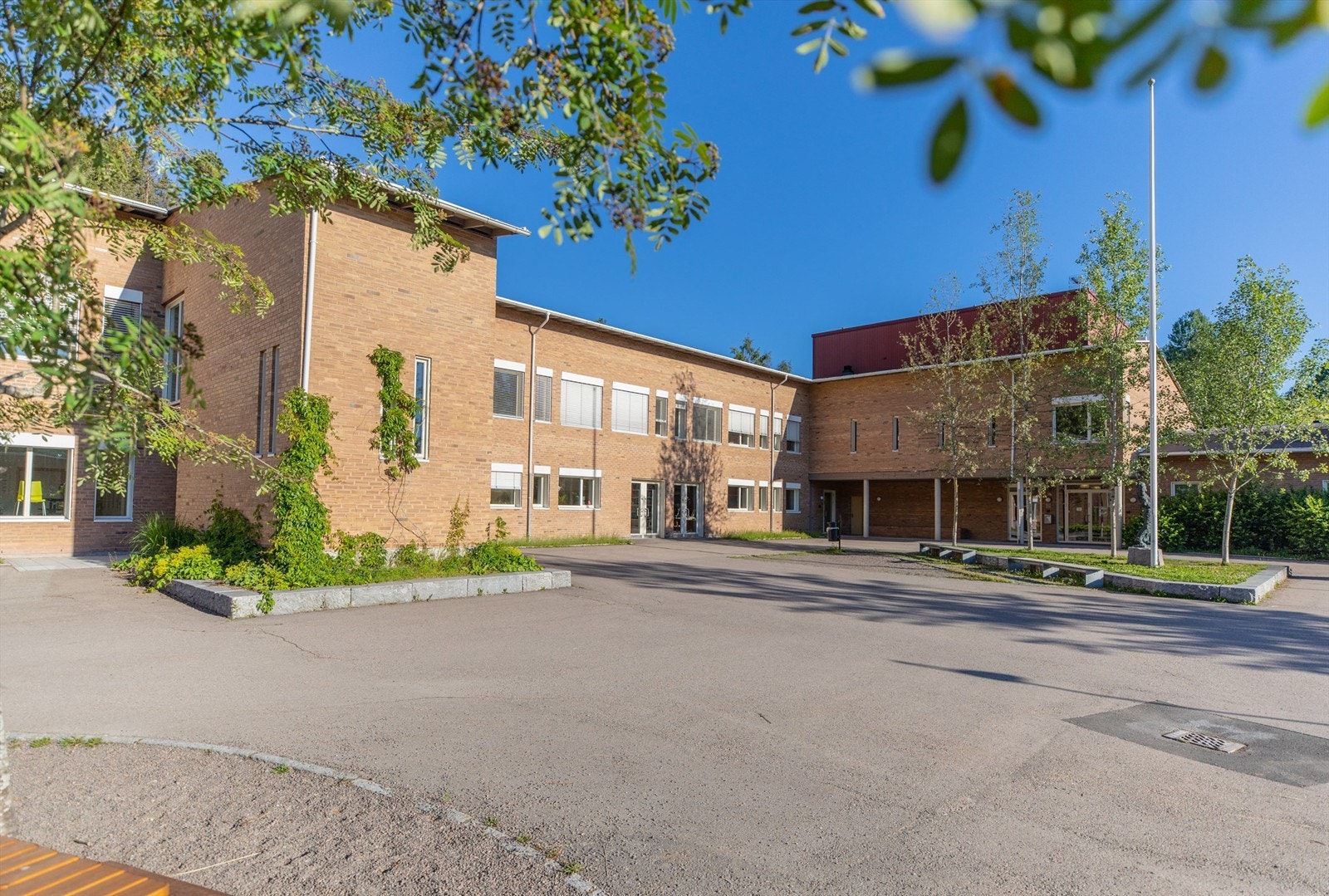 Li ungdomsskole ligger også i området. Galleribilde