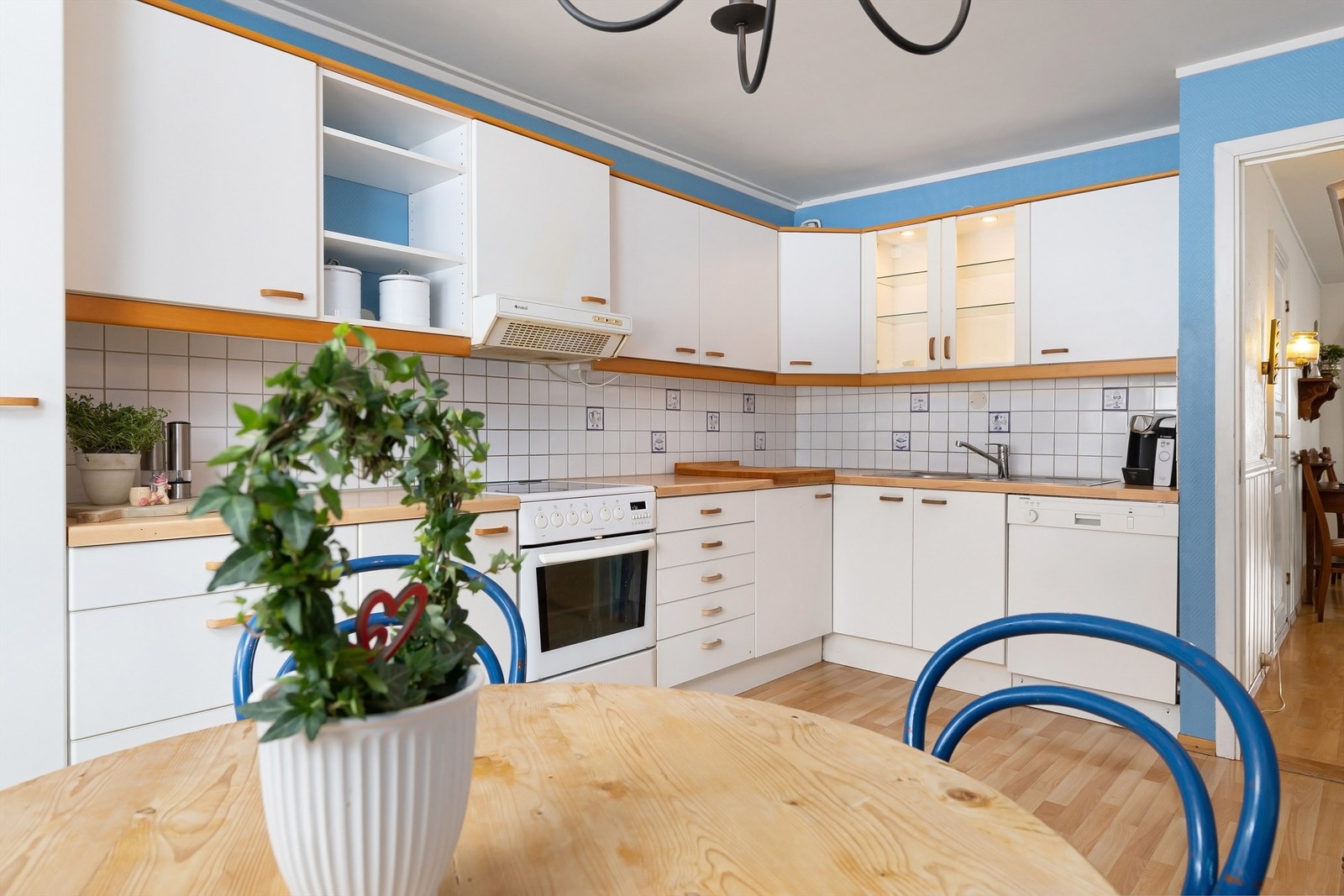 Separat kjøkken med plass til spisebord. Galleribilde