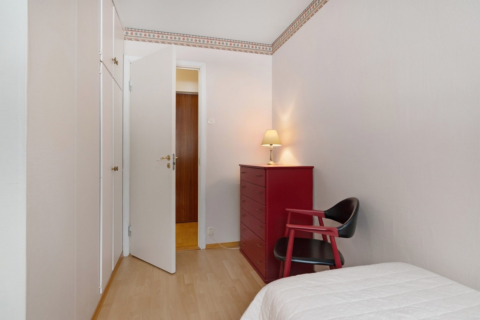 Plassbygget garderobeskap. Galleribilde