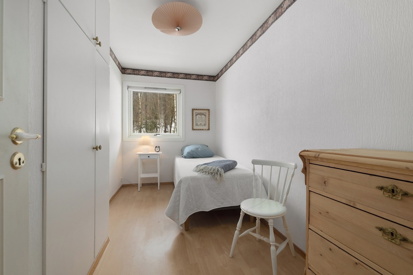 Soverom med plassbygget garderobeskap. Vendt ut mot stille skogholt. Galleribilde