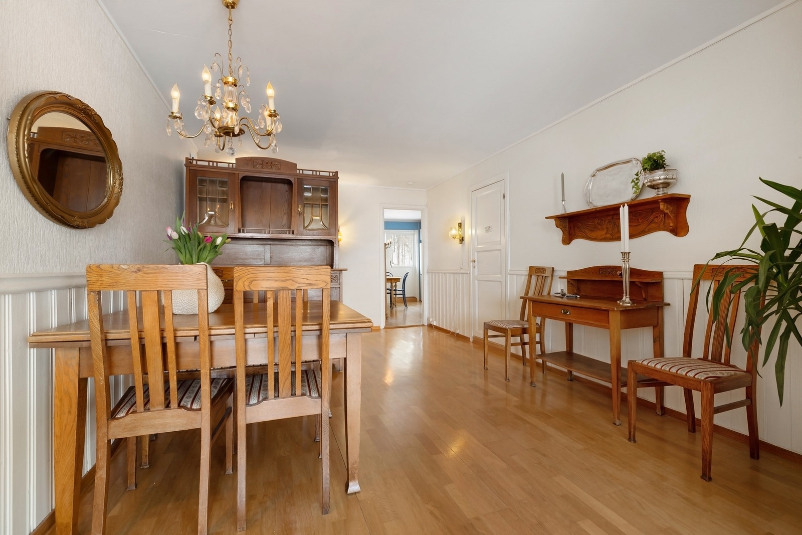 God plass til spisebord og sofagruppe i egne soner. Galleribilde