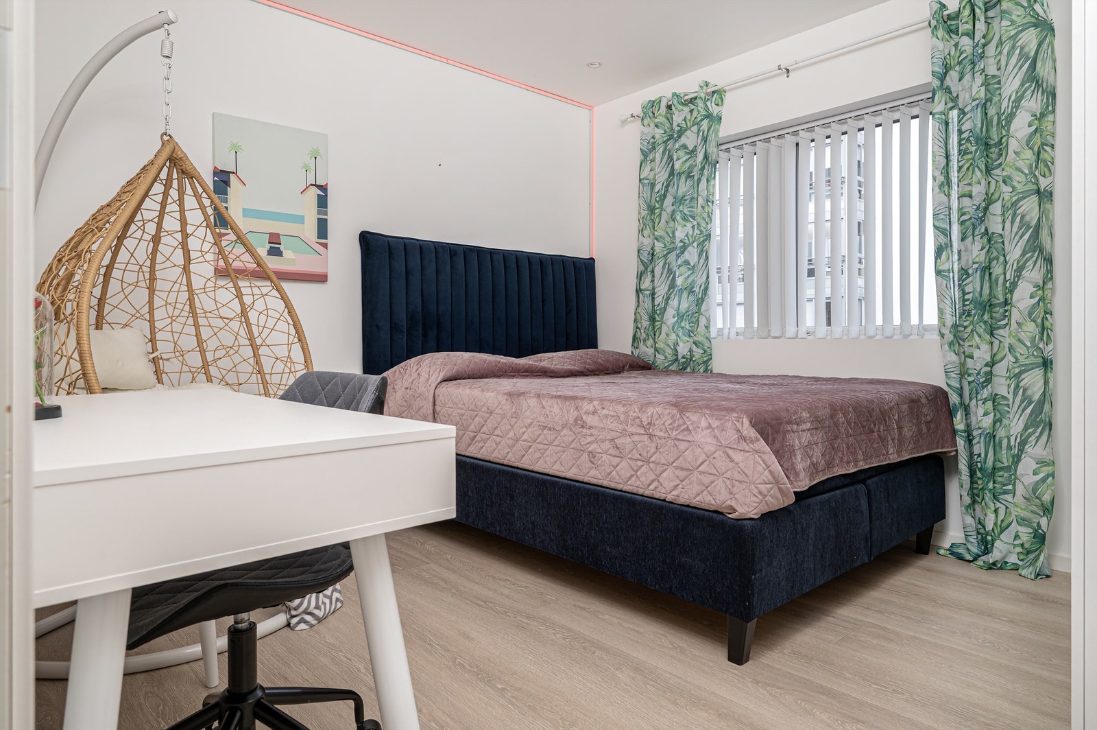 Det andre soverommet er også romslig, og egner seg godt som barnerom, gjesterom eller kontor. Galleribilde