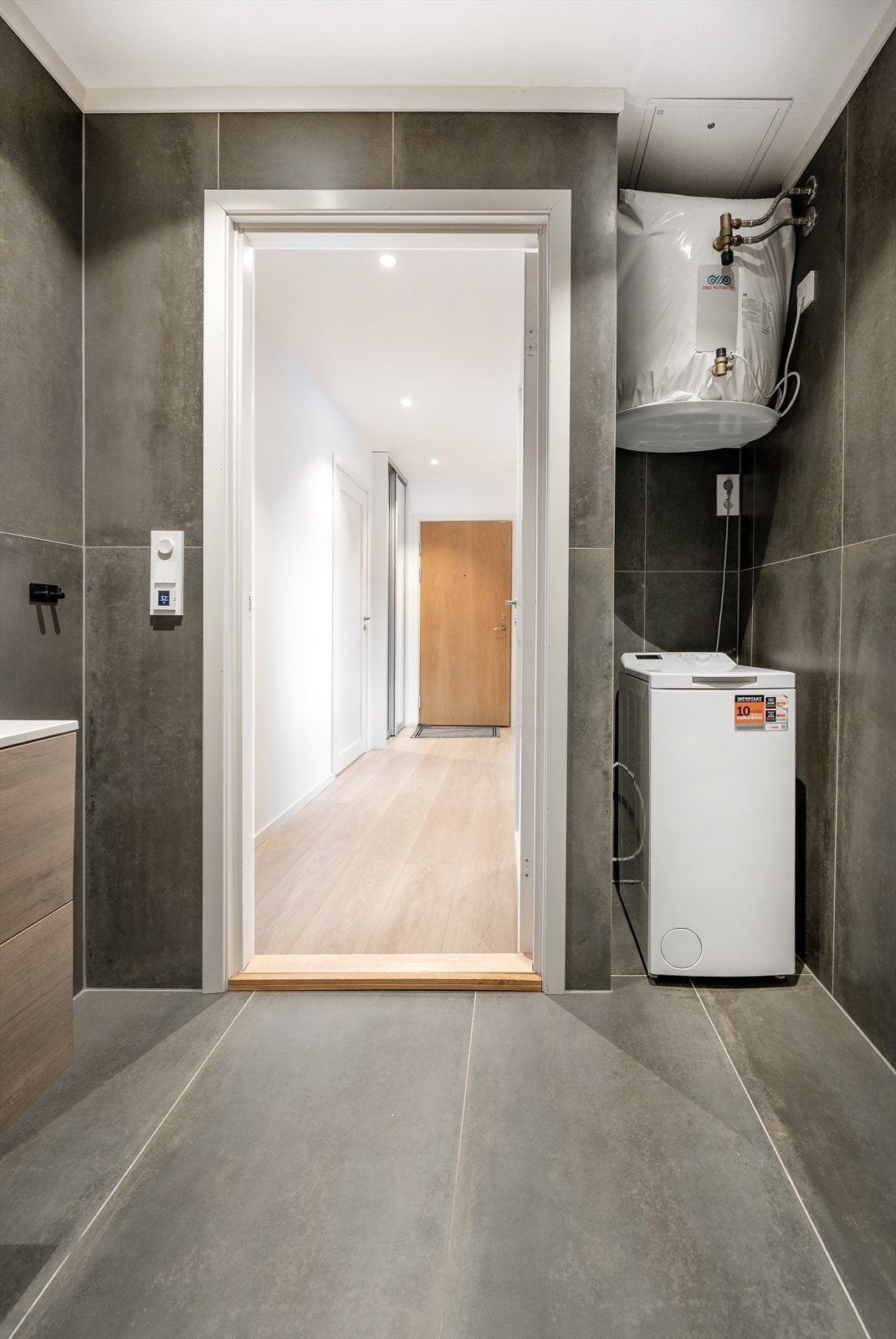 Badet har opplegg for vaskemaskin, noe som forenkler klesvasken i hverdagen. Galleribilde