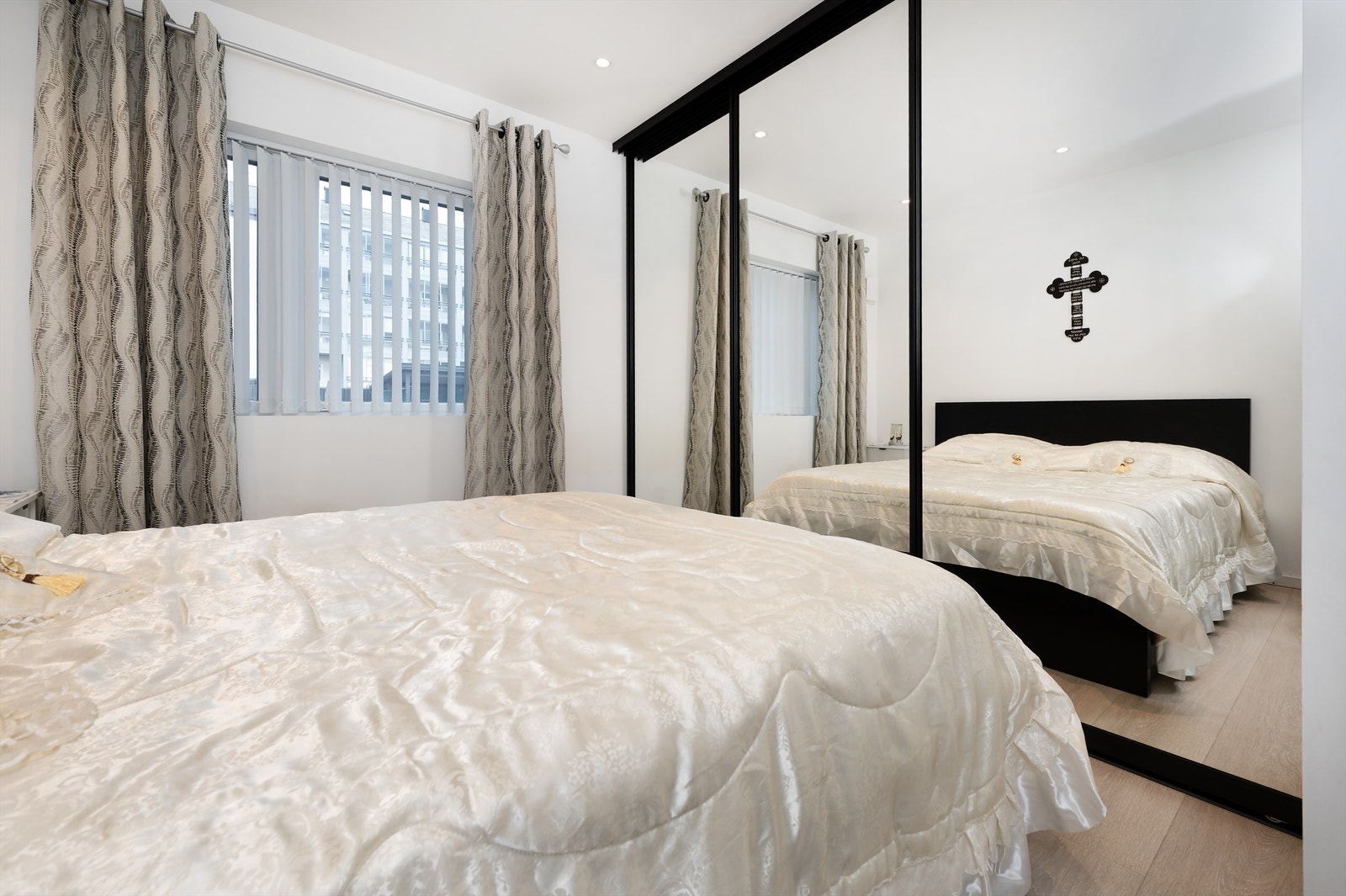 En stor skyvedørsgarderobe med speilfronter gir rikelig med oppbevaringsplass og en god romfølelse. Galleribilde