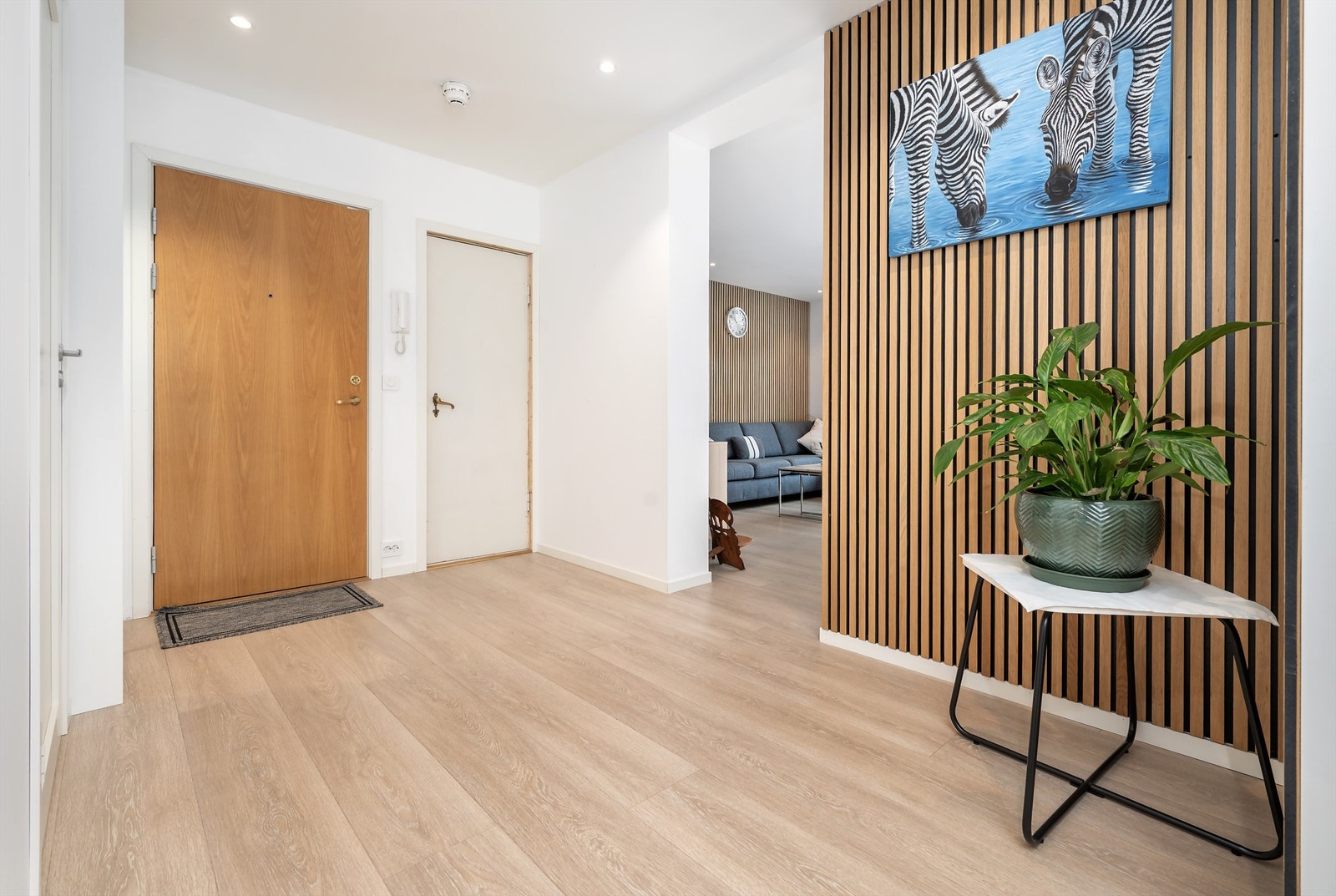 Velkommen inn i en lys entré som leder deg videre til leilighetens øvrige rom. Galleribilde