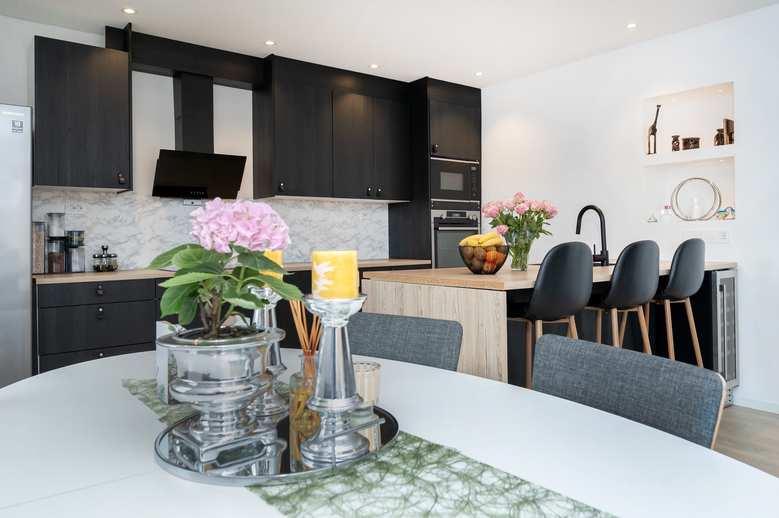 Kjøkkenet har en sosial kjøkkenøy med barløsning, ideell for raske måltider eller som en ekstra arbeidsflate. Galleribilde