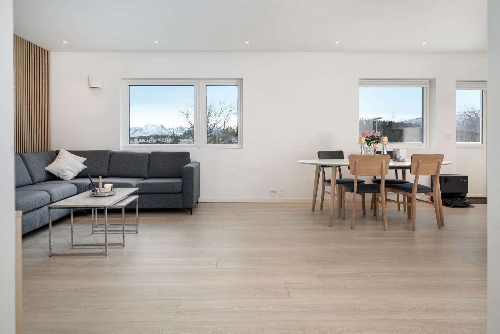 Store vindusflater i stuen slipper inn rikelig med dagslys og skaper en behagelig romfølelse. Galleribilde