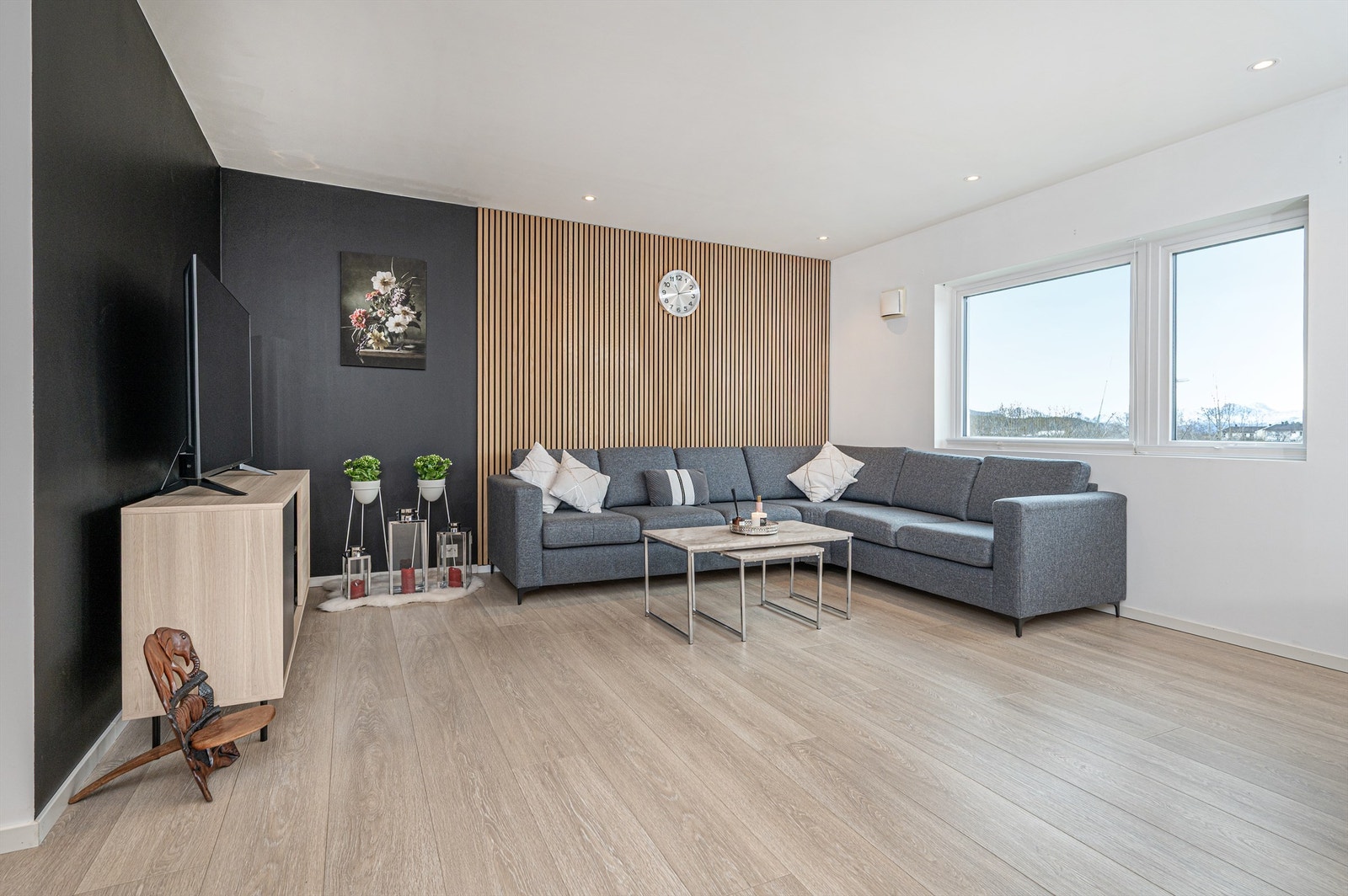 Leiligheten har en åpen stue- og kjøkkenløsning som gir en sosial og luftig atmosfære. Galleribilde