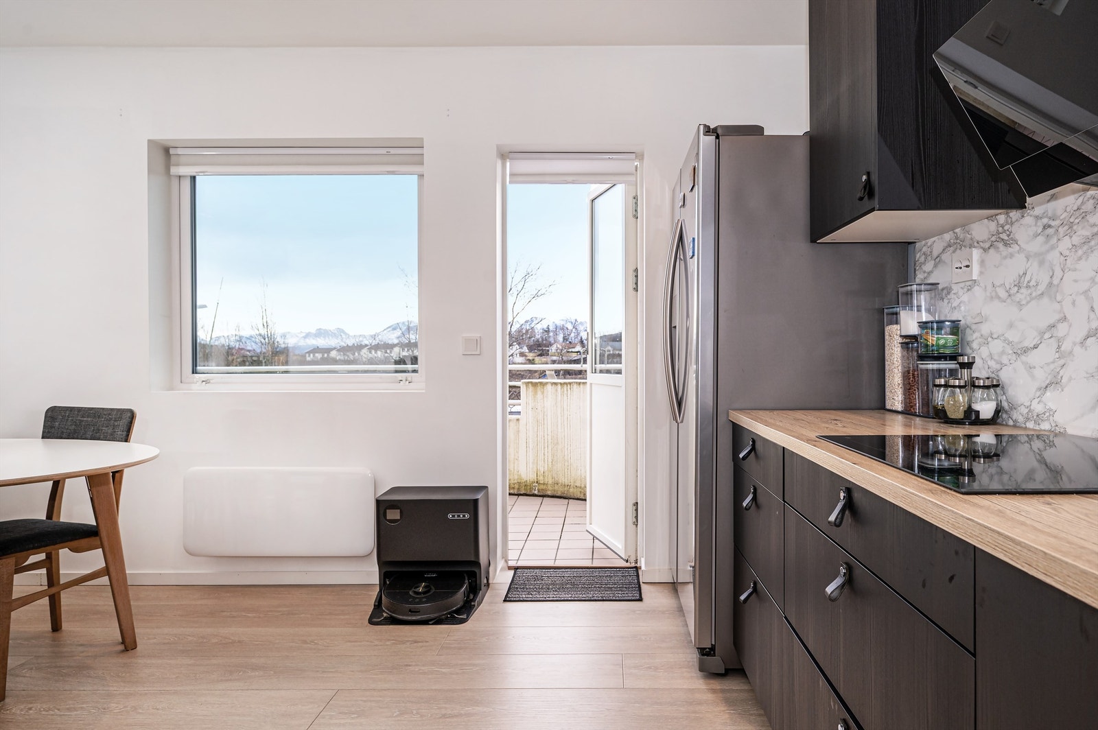 Fra kjøkkenet er det direkte utgang til leilighetens balkong. Galleribilde