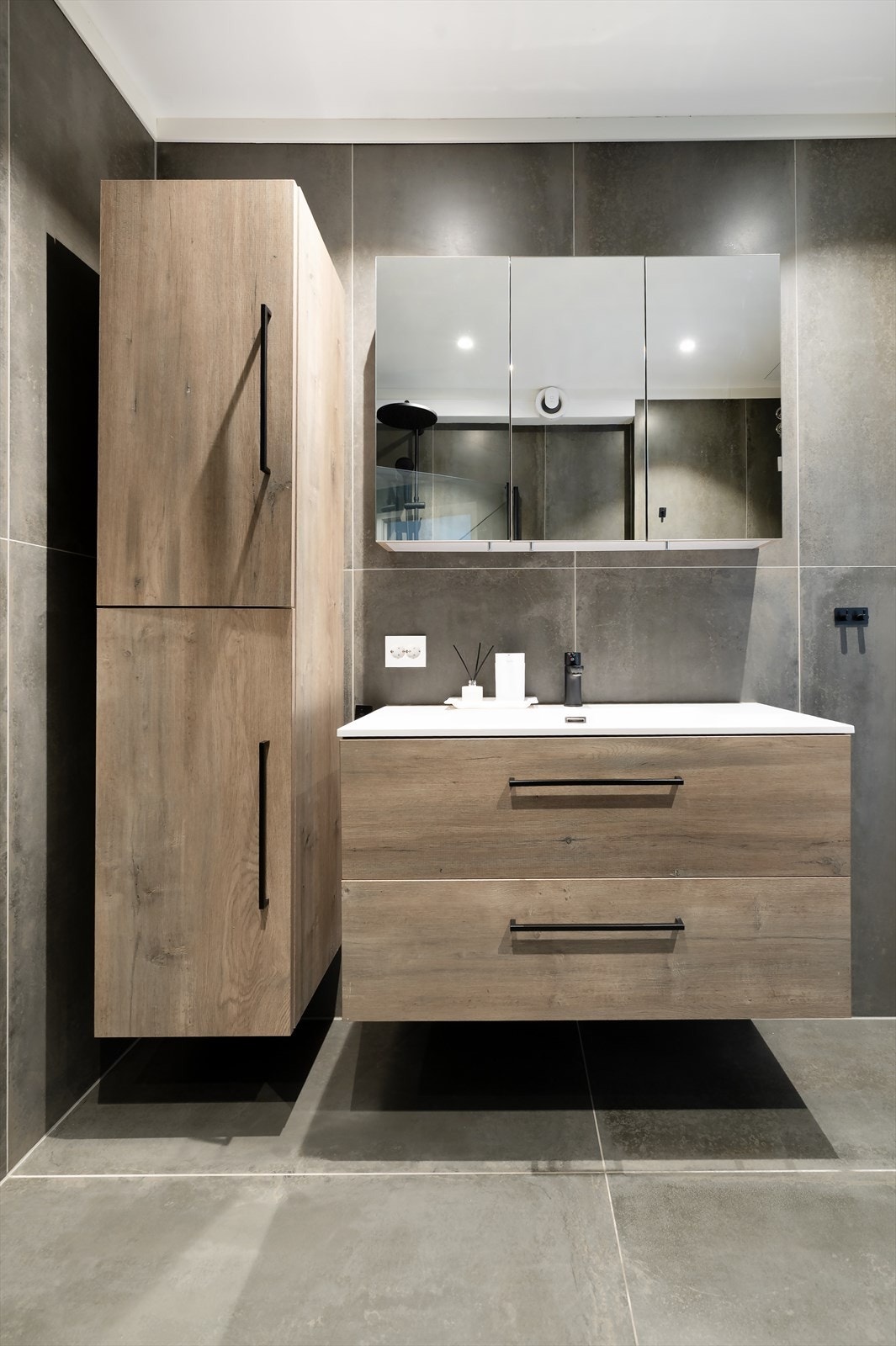 Baderomsinnredningen har god oppbevaringsplass i skuffer og høyskap, samt et praktisk speilskap. Galleribilde