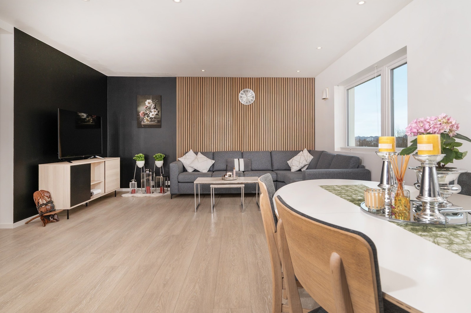 Stuen er romslig med god plass til en større sofagruppe og TV-møblement. Galleribilde