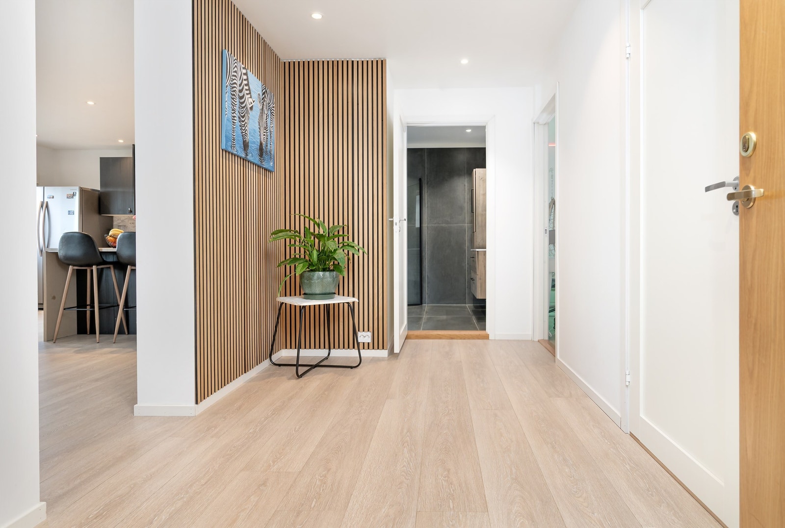 En vegg med spilepanel i gangen gir et moderne og lunt preg. Galleribilde