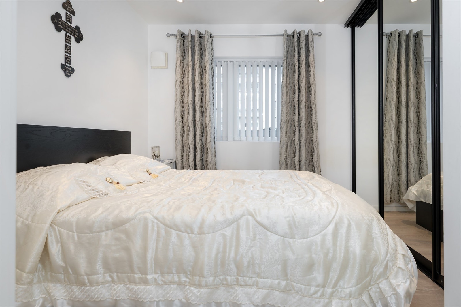 Hovedsoverommet er av god størrelse med plass til dobbeltseng og tilhørende møblement. Galleribilde