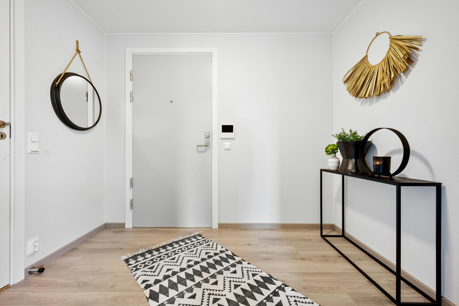 Romslig gang med gode oppbevaringsmuligheter Galleribilde