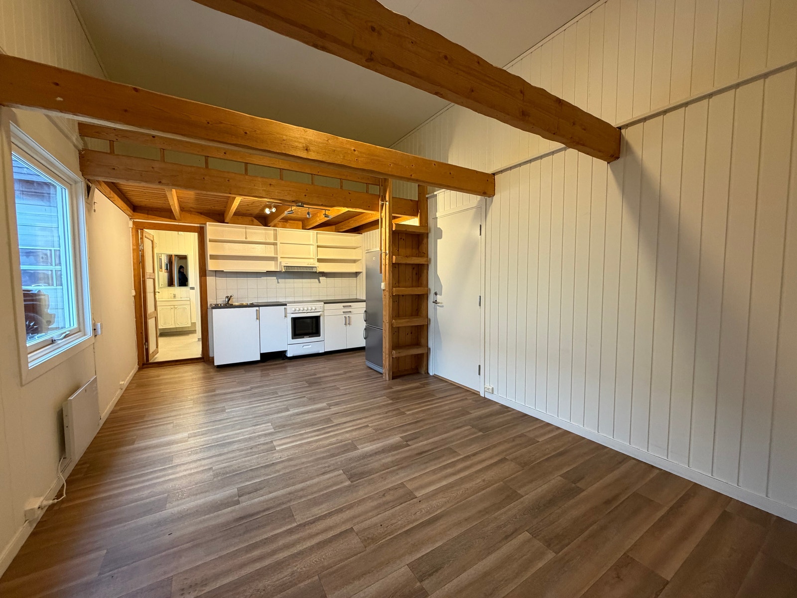 Romslig stue med kjøkken og hvitevarer Galleribilde