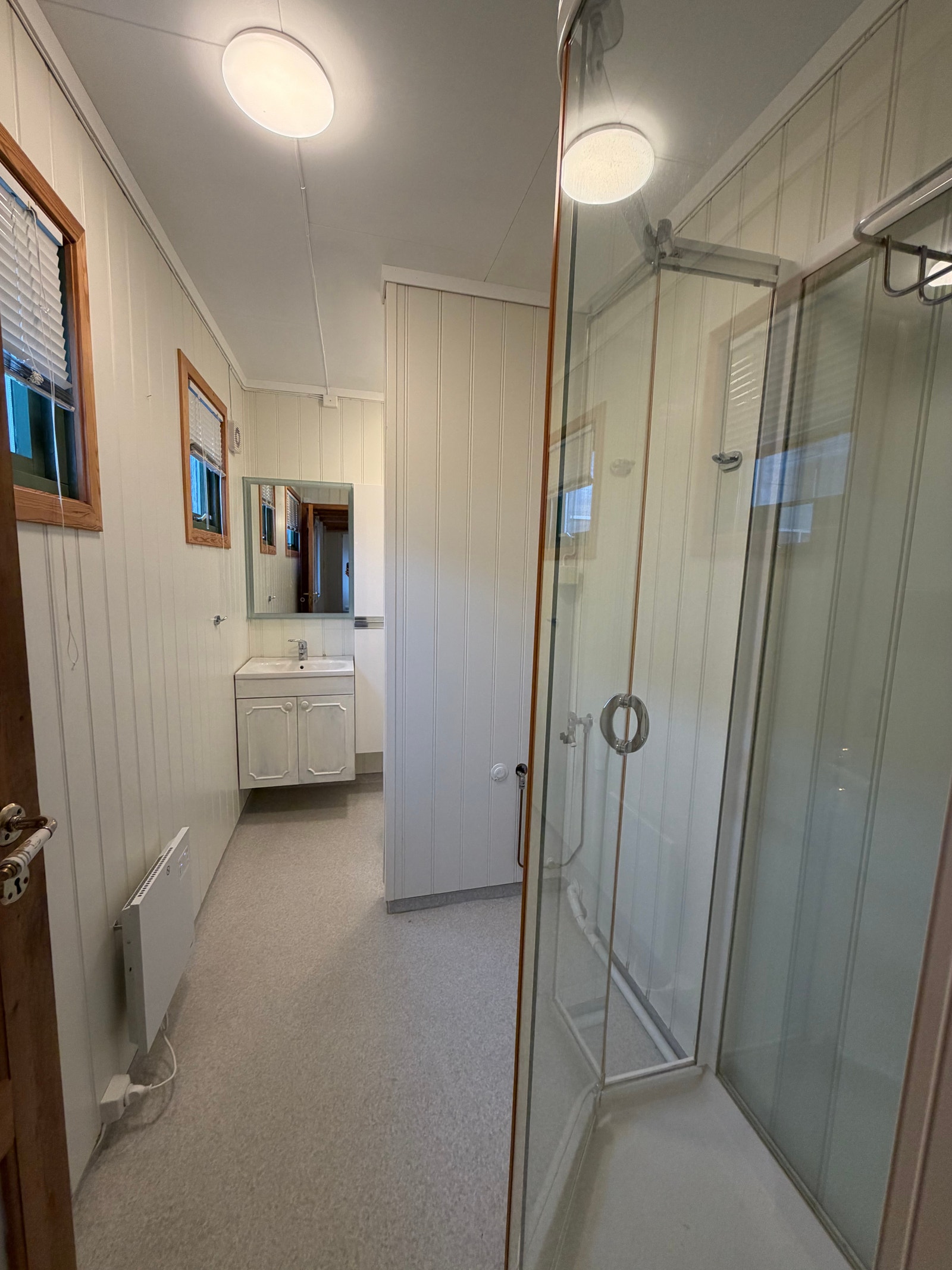 Bad med varmekabler og opplegg til vask og tørk Galleribilde