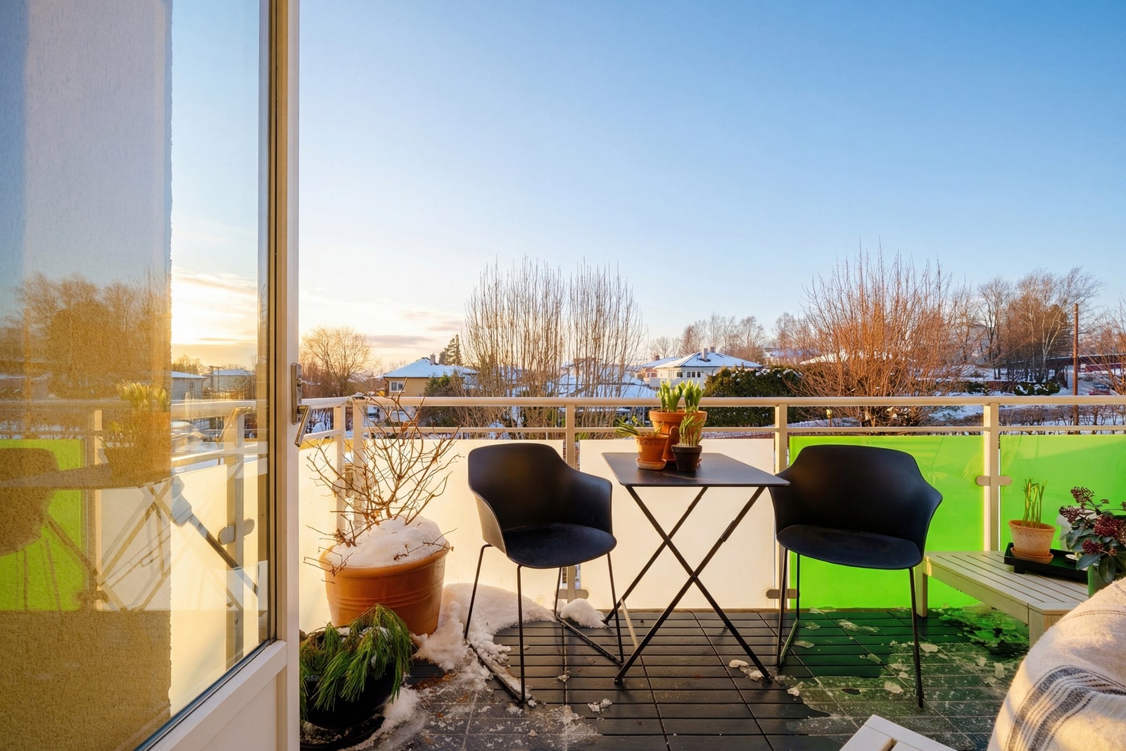 Balkongen uten gjenboere og med gode solforhold. Her kan man nyte kveldssolen til den går ned. Galleribilde