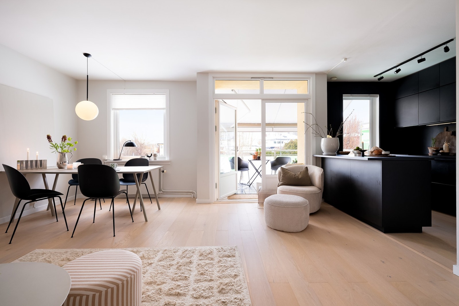 Det er lagt vakker enstavs parkett på gulvene. Galleribilde