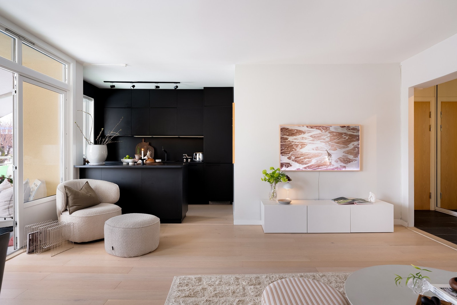 Stue med åpen løsning mot kjøkken. Galleribilde