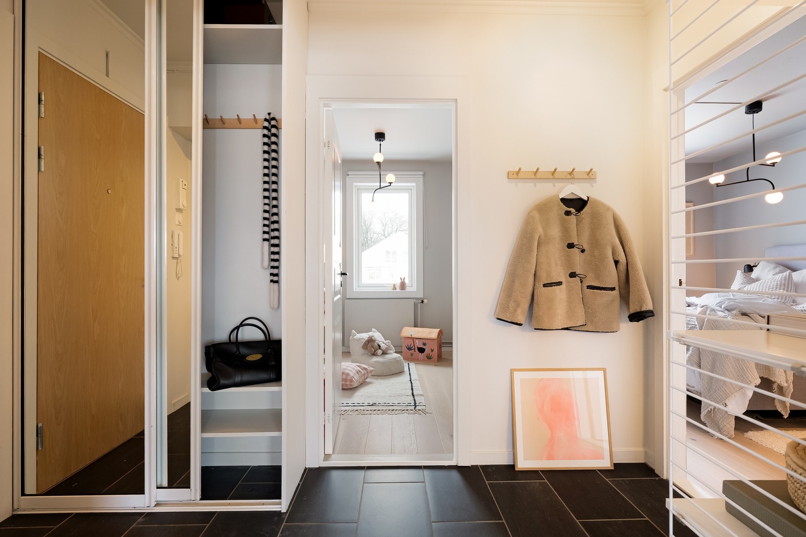 Hyggelig inngangsparti med skyvedørsgarderobe med speilfronter. Galleribilde