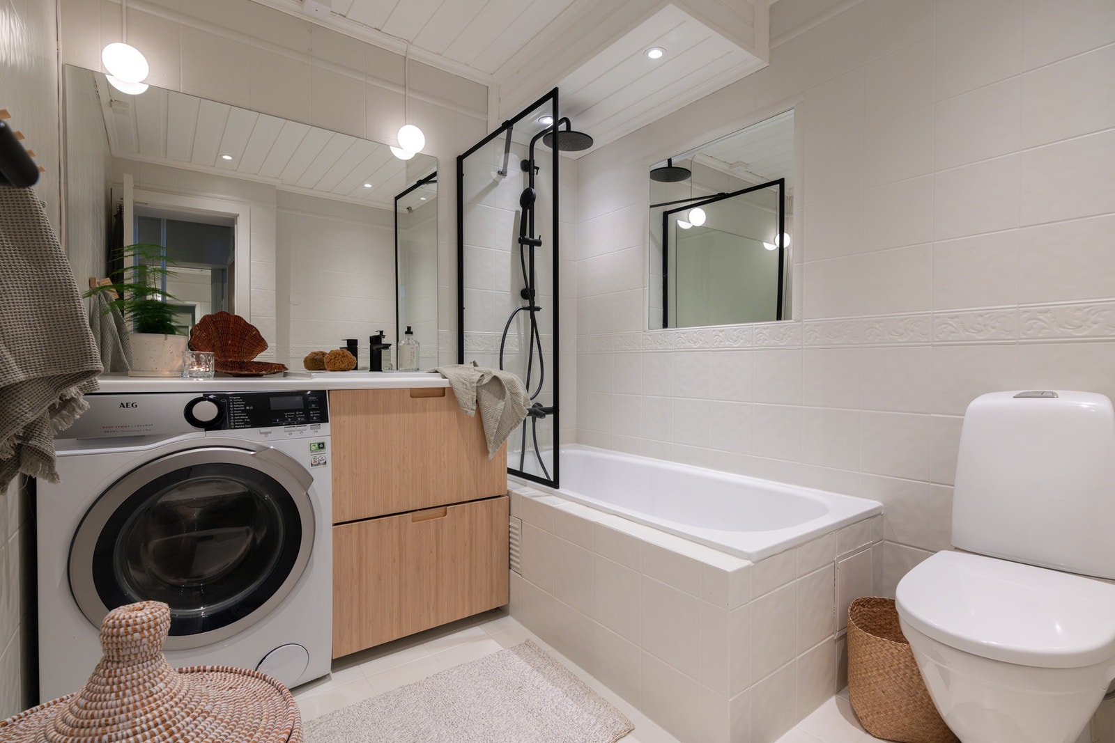 Flislagt bad (iflg forrige prospekt fra 2001) med gulvvarme. Badet er ifølge tidligere salgsoppgaver pusset opp i 2002 Nyere baderomsinnredning. Rommet er utstyrt med baderomsinnredning med nedfelt servant i laminatbenkeplate. Det er gulvmontert toalett, Galleribilde