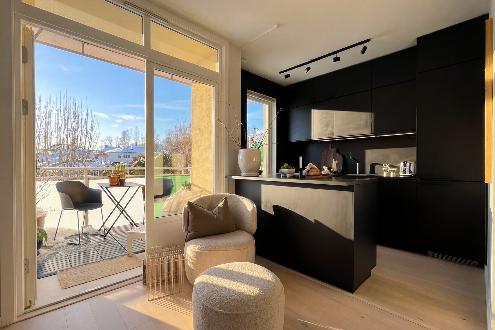 Praktisk kjøkken med kjøkkenøy som romskiller mellom kjøkken og stue - åpent og sosialt! Kjøkkeninnredning fra 2019. Utgang til balkong. Galleribilde