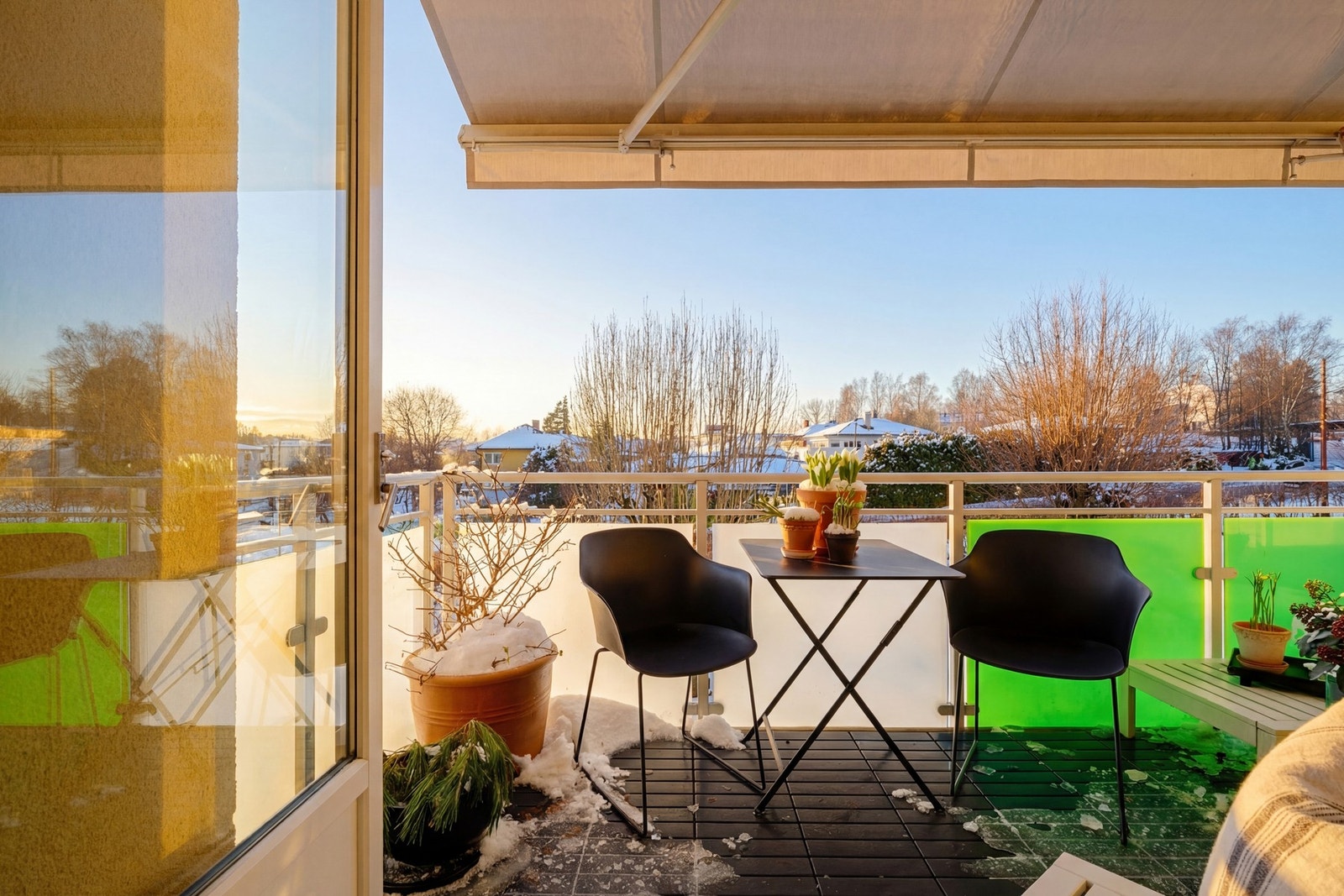 Balkongen er i underkant av 8 kvm og har fint utsyn og ingen innsyn. Her kan man nyte solen fra ca. kl 14 til solen går ned på sommerstid. Galleribilde